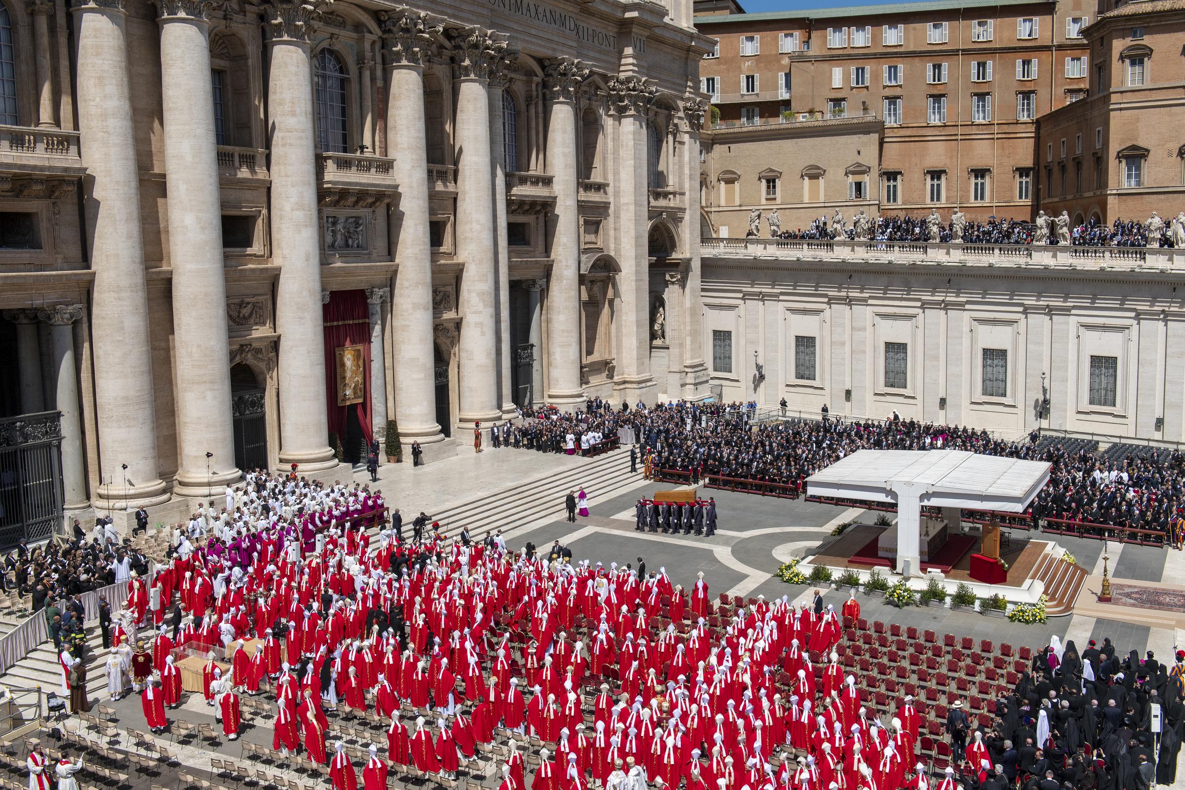 El féretro del papa Francisco es llevado a la Basílica de San Pedro tras su funeral en la Ciudad del Vaticano el 26 de abril de 2025. | Fuente: Getty Images