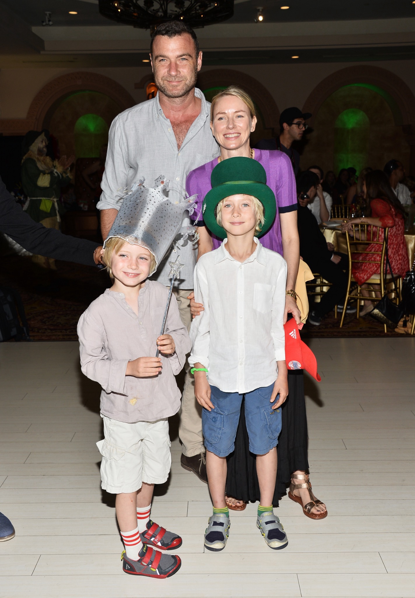 Naomi Watts y Liev Schreiber disfrutaron de una salida en familia con sus hijos, Sasha y Kai, en un evento benéfico para niños. A pesar de lo ajetreadas que son sus carreras como actores, la pareja se hizo un hueco para pasar un rato divertido con sus hijos. | Fuente: Getty Images
