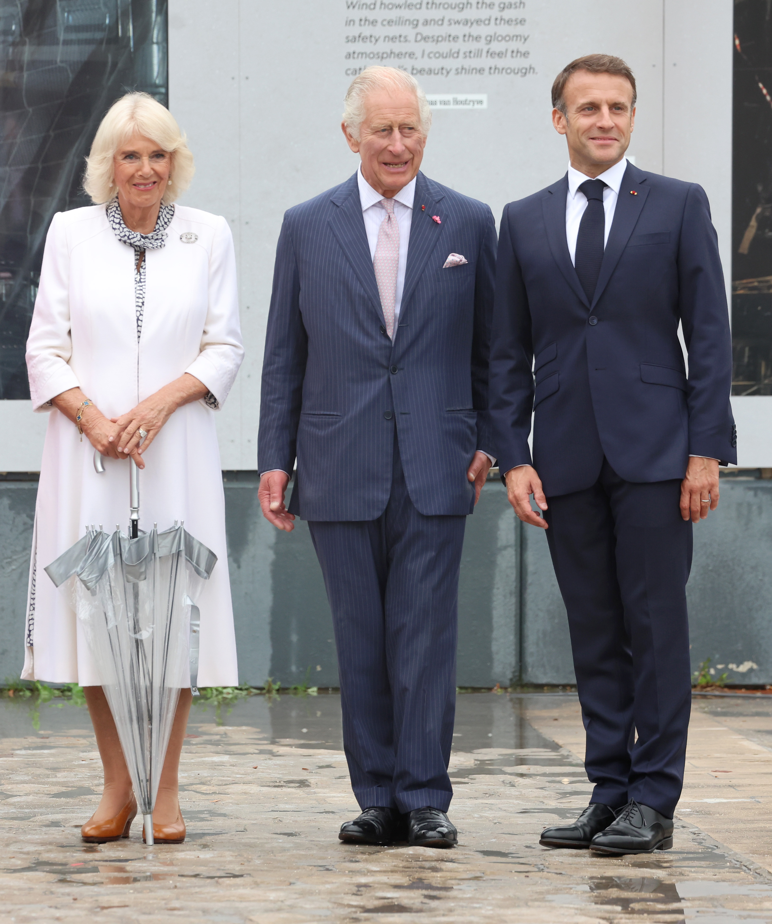 La reina Camilla, el rey Charles III y Emmanuel Macron, presidente de Francia, durante una visita a la catedral de Notre Dame para ver las obras de restauración en curso desde el incendio de abril de 2019, en París, Francia, el 21 de septiembre de 2023 | Fuente: Getty Images