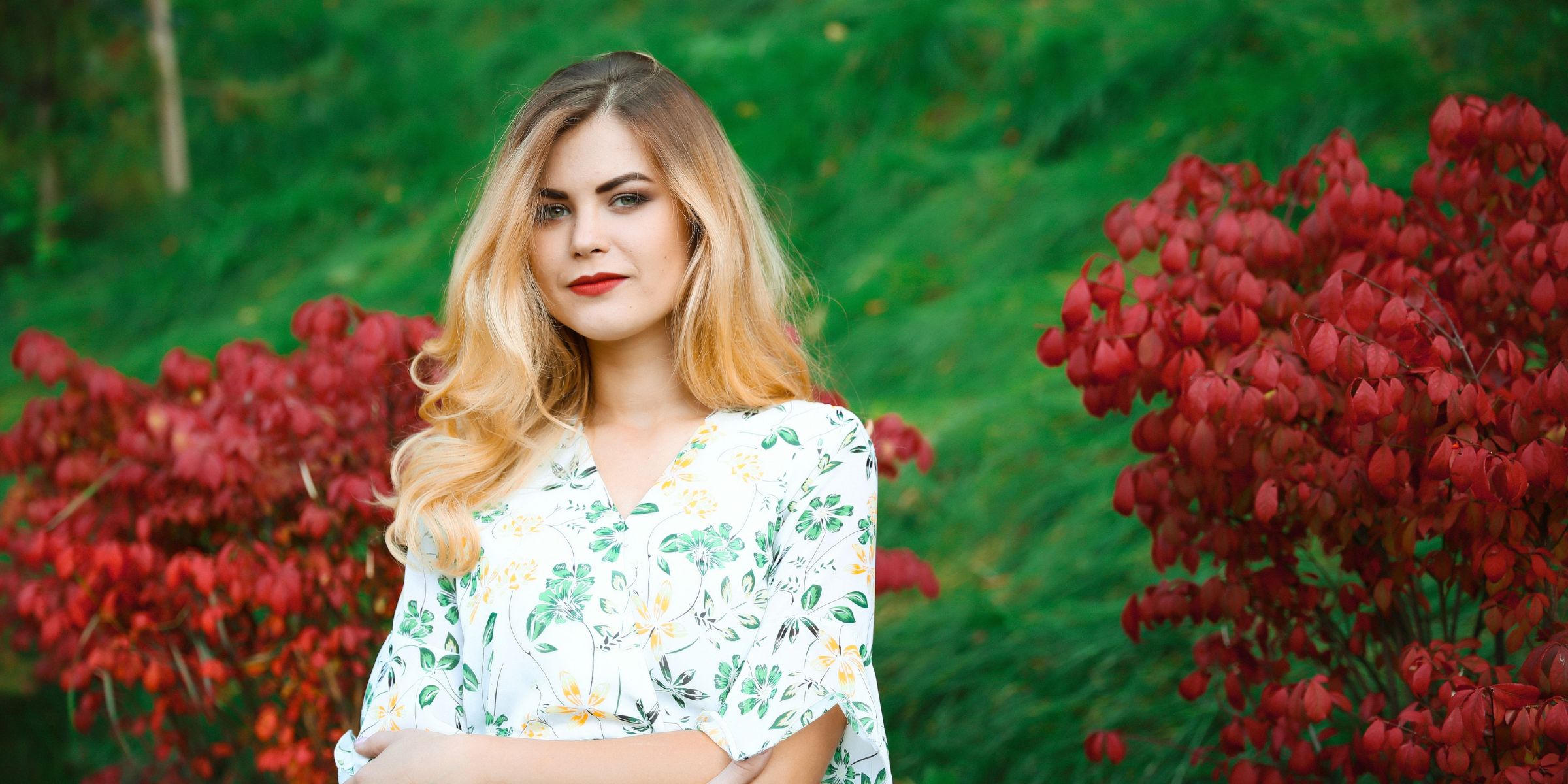 Una mujer guapa posando en un jardín | Fuente: Pexels