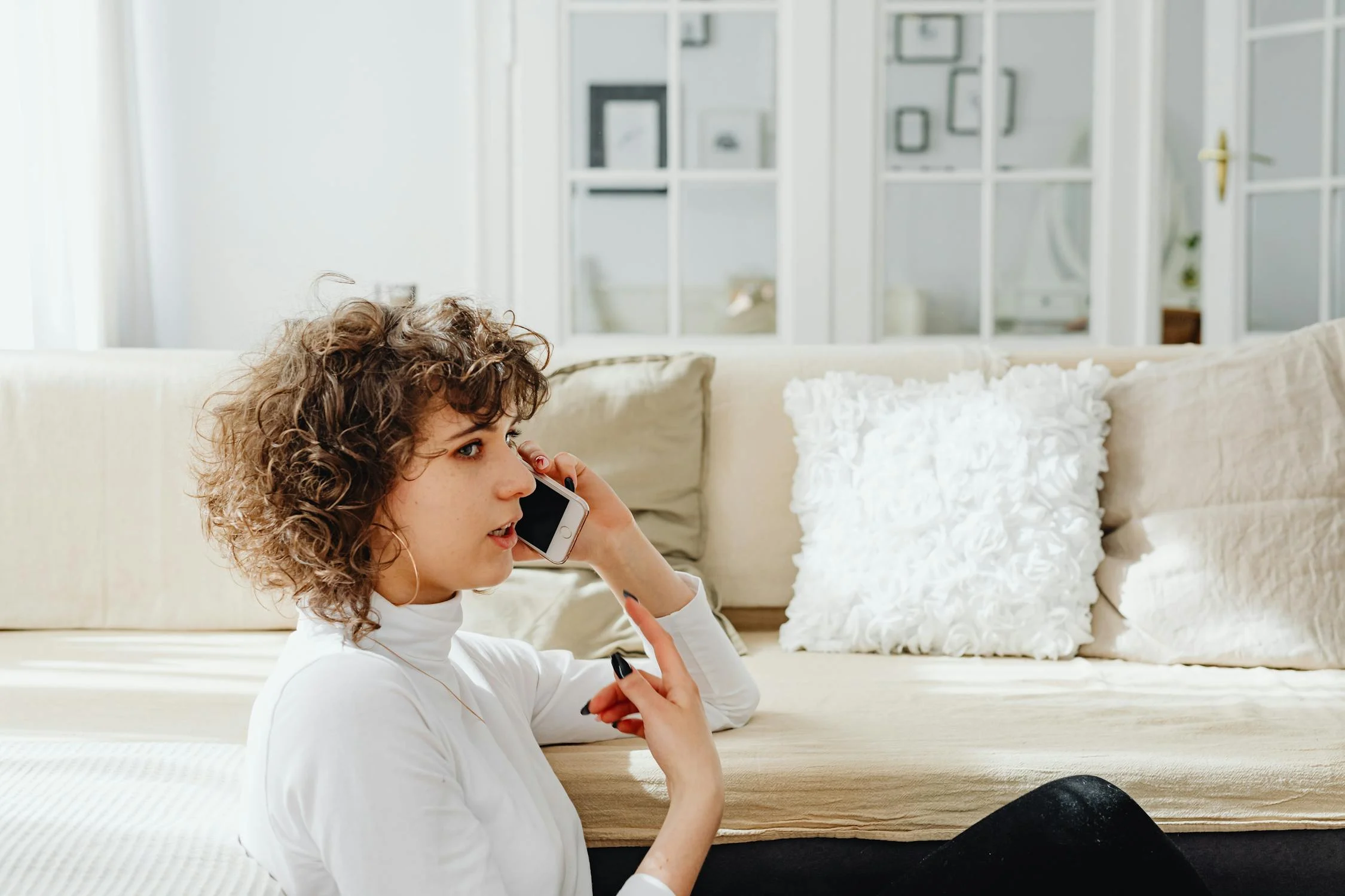 Una mujer preocupada hablando por teléfono | Fuente: Pexels