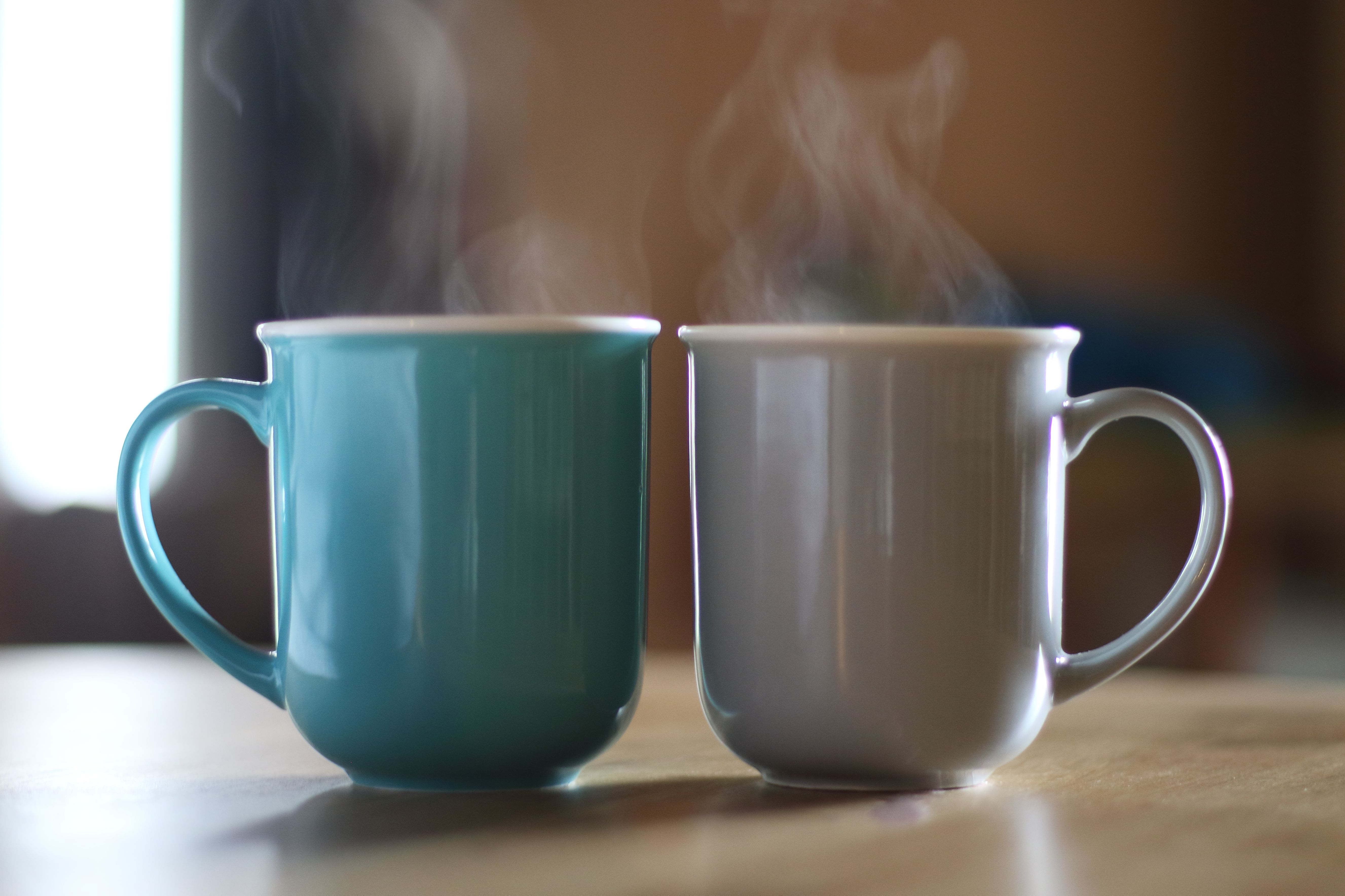 Dos tazas con bebidas calientes | Foto: Getty Images