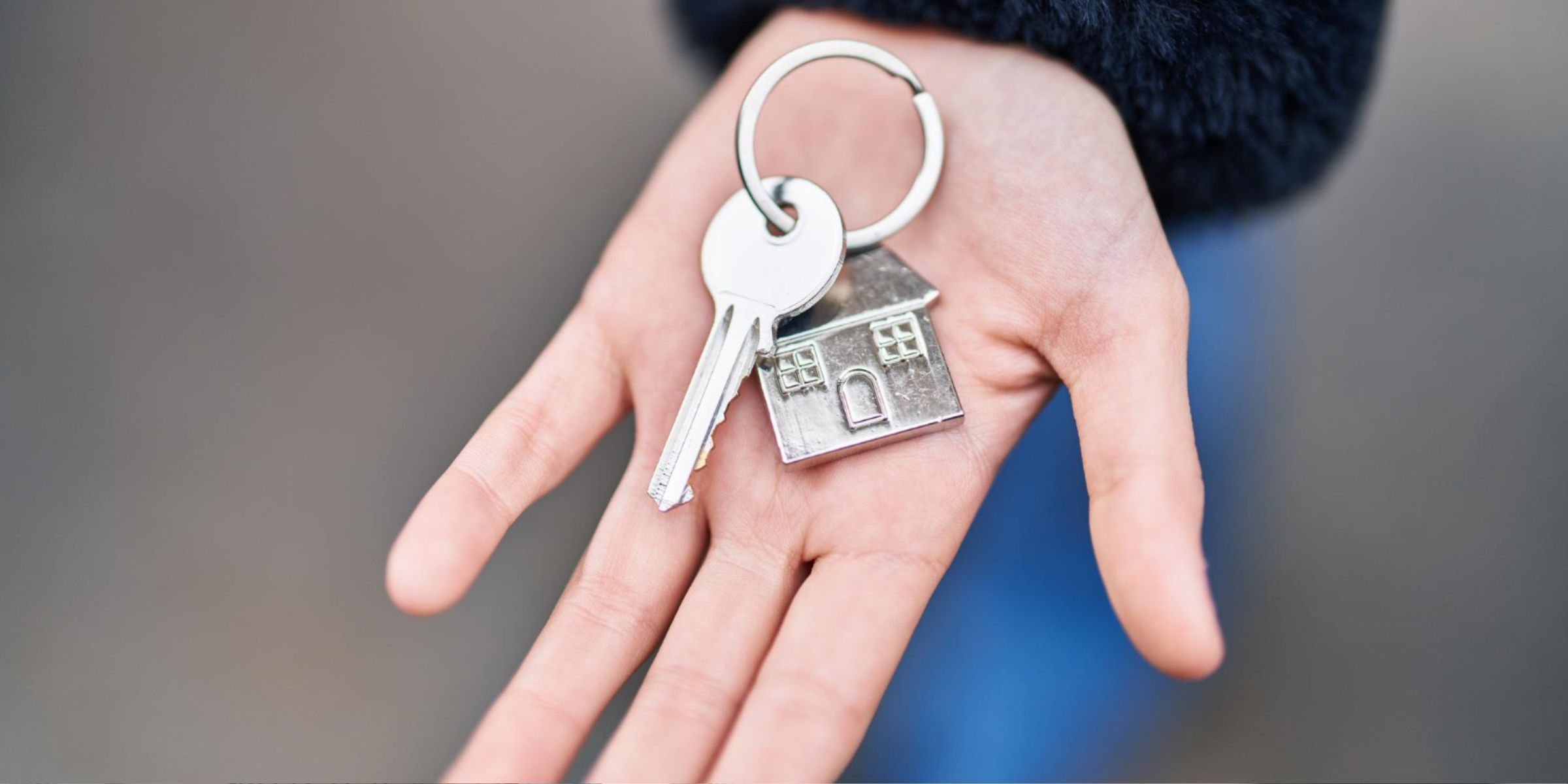 Una persona con una llave de casa | Fuente: Freepik