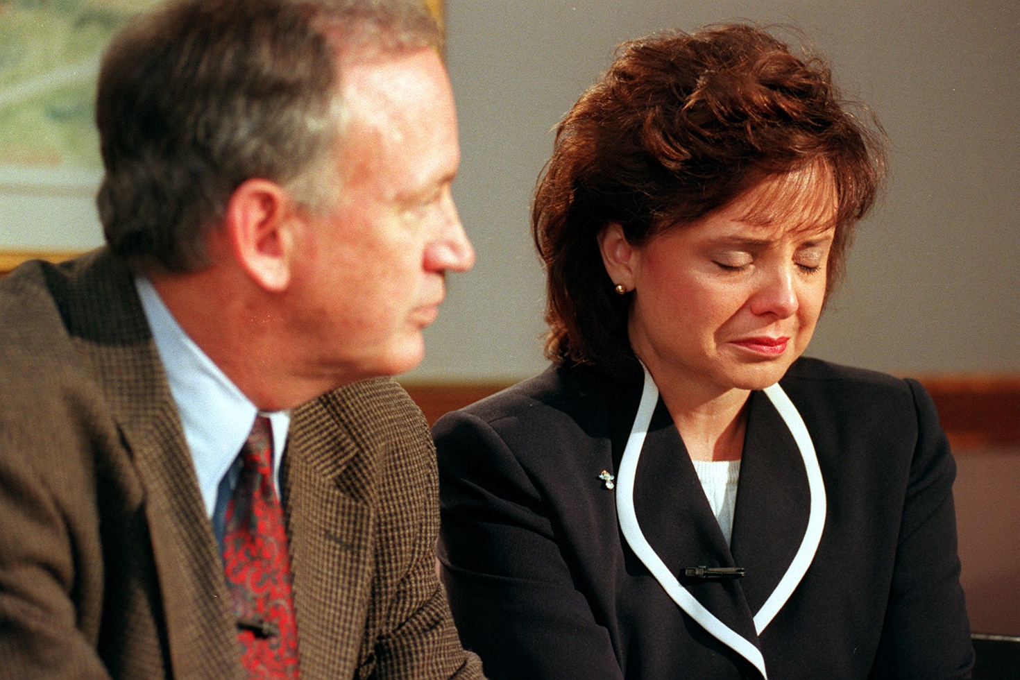 John y Patsy Ramsey durante un encuentro con los medios de comunicación locales de Colorado el 1 de mayo de 1997, en Boulder, Colorado | Fuente: Getty Images