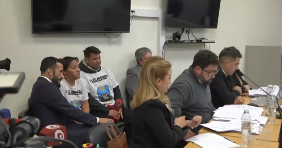 Padre de Ángel junto a su pareja durante la audiencia judicial por la muerte de su hijo. | Fuente: Youtube/América Tv,