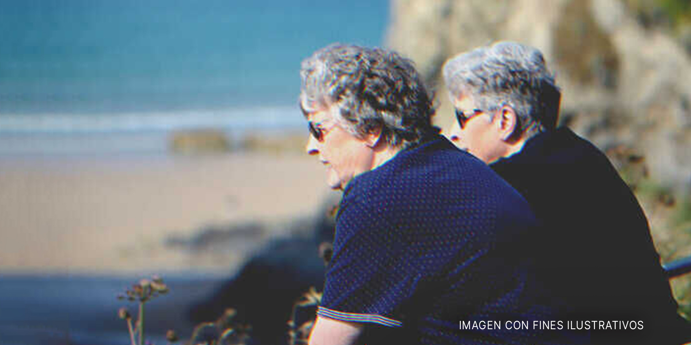 Dos señoras mayores miran al mar | Foto: Shutterstock