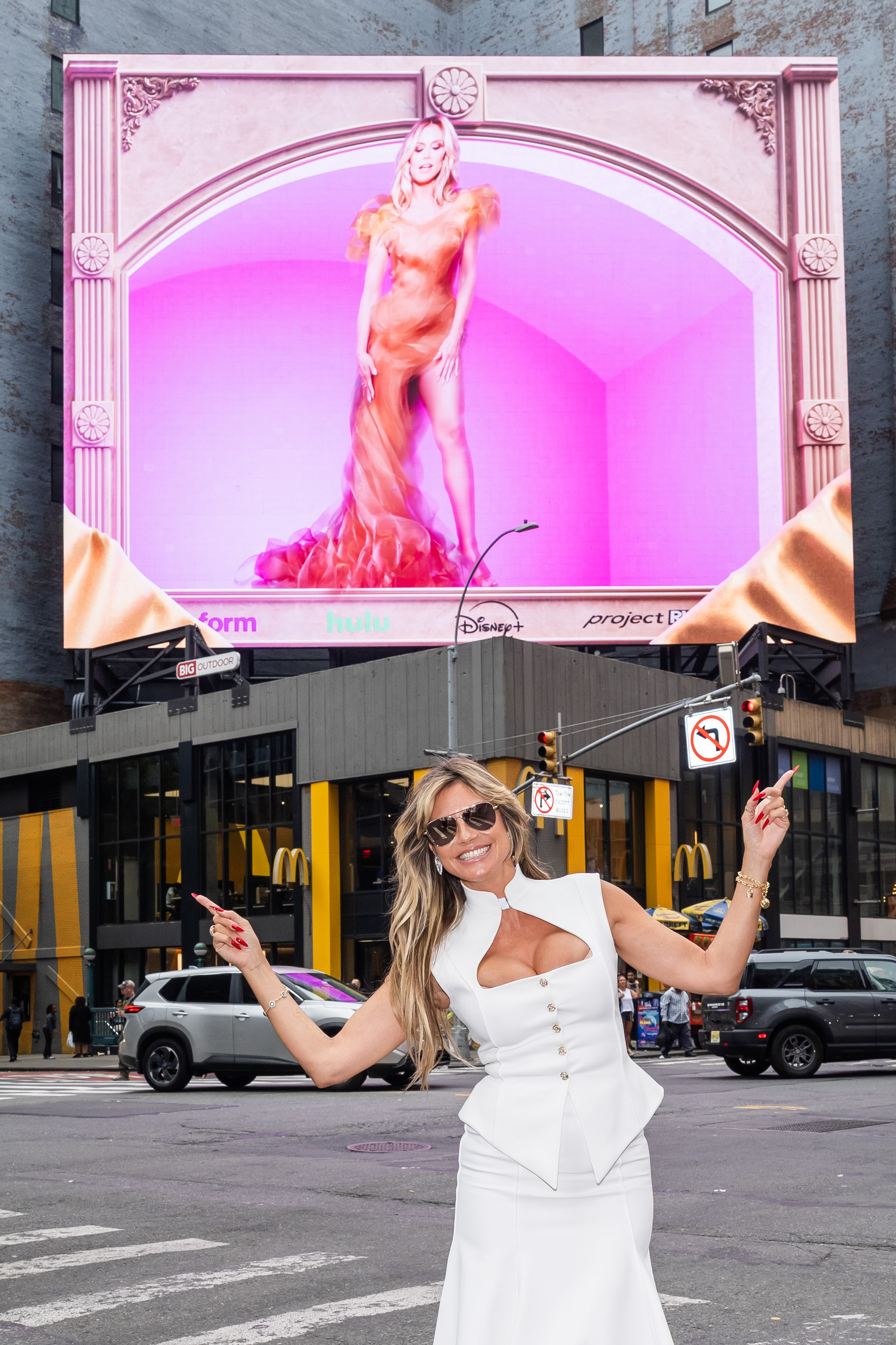 Heidi Klum señala su cartel de "Project Runway" el 6 de agosto de 2025, en la ciudad de Nueva York | Fuente: Getty Images