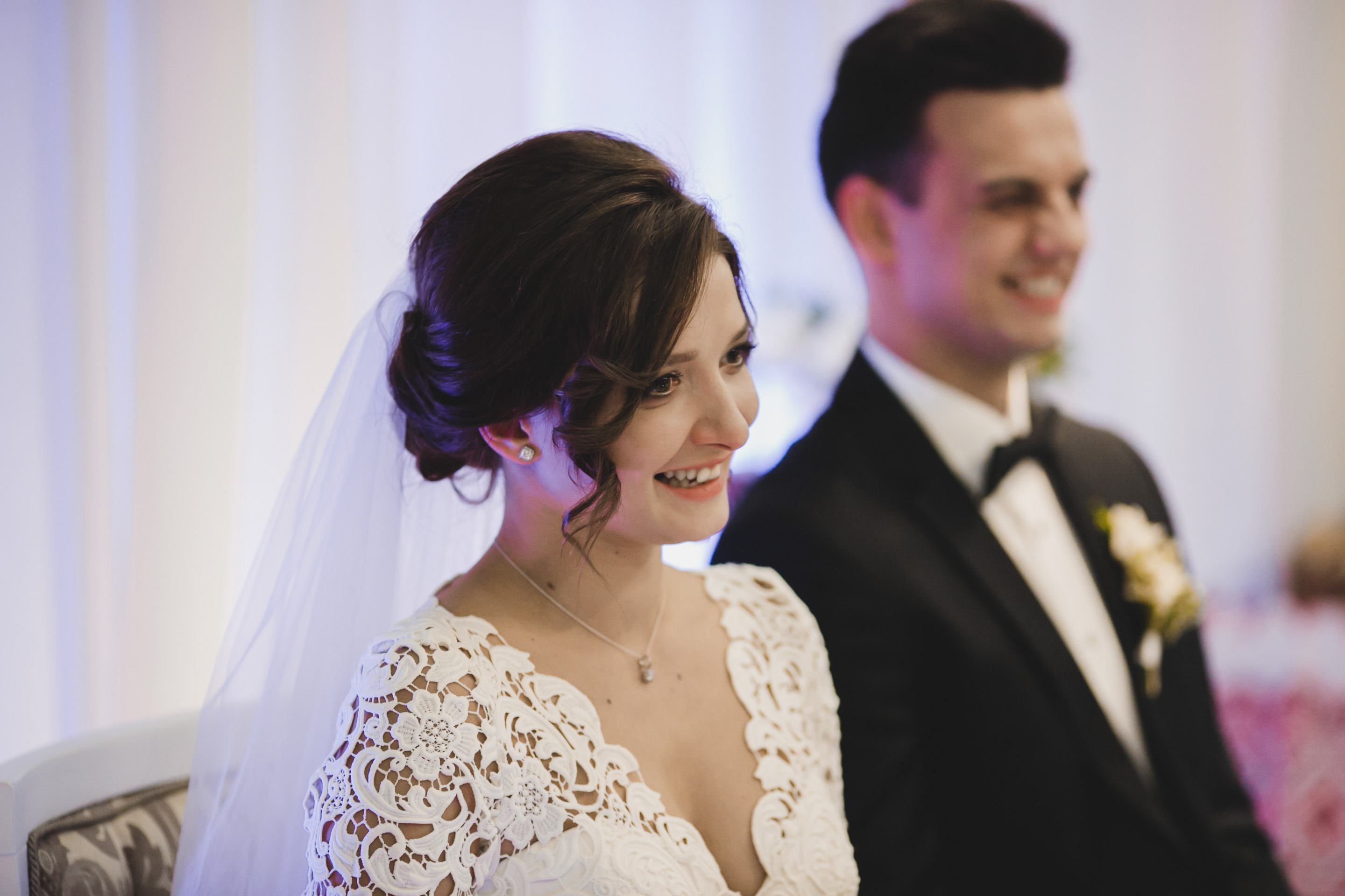 Una joven pareja sonriendo el día de su boda | Foto: Shutterstock