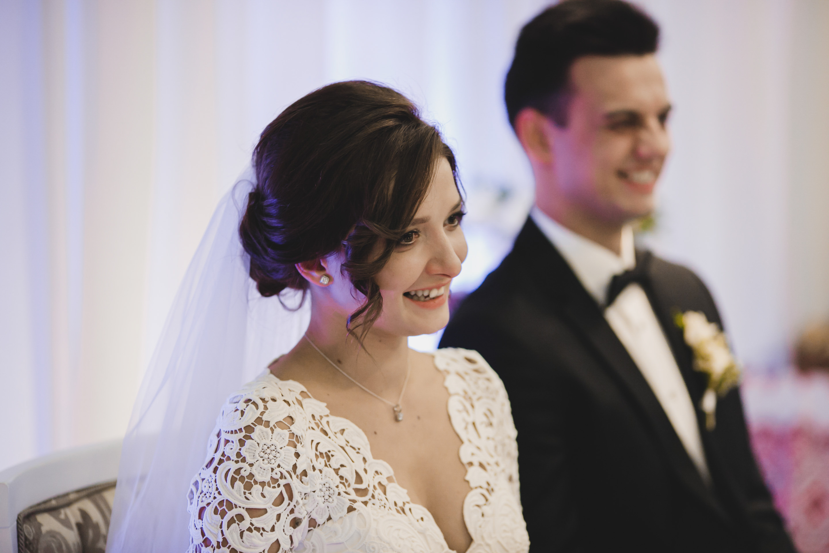 La novia sentada junto al novio | Fuente: Shutterstock.com