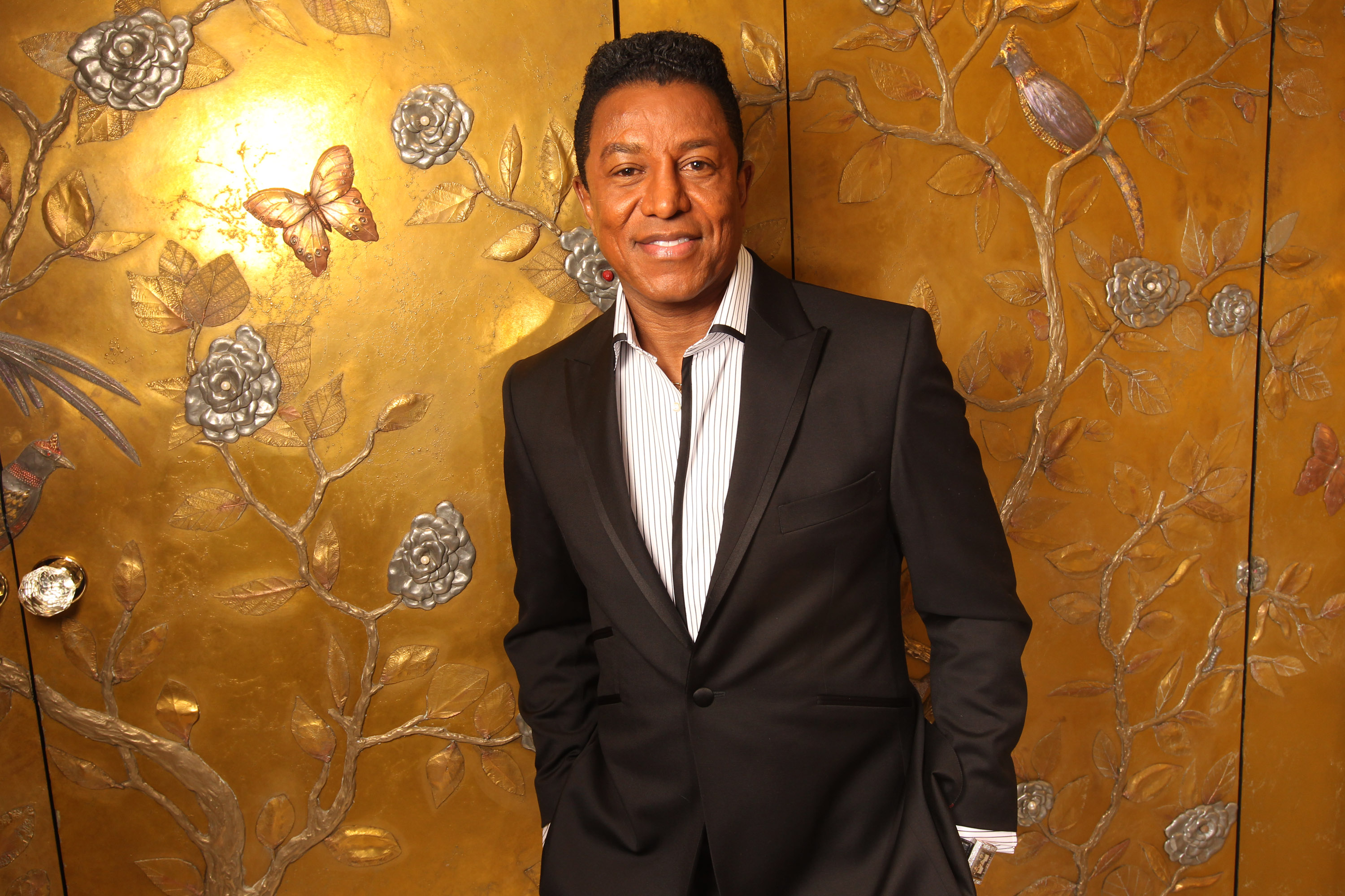 Jermaine Jackson posa para un retrato después de que el sastre de Savile Row Gary Anderson le pruebe un traje en el Hotel Dorchester el 12 de diciembre de 2011, en Londres, Inglaterra | Fuente: Getty Images