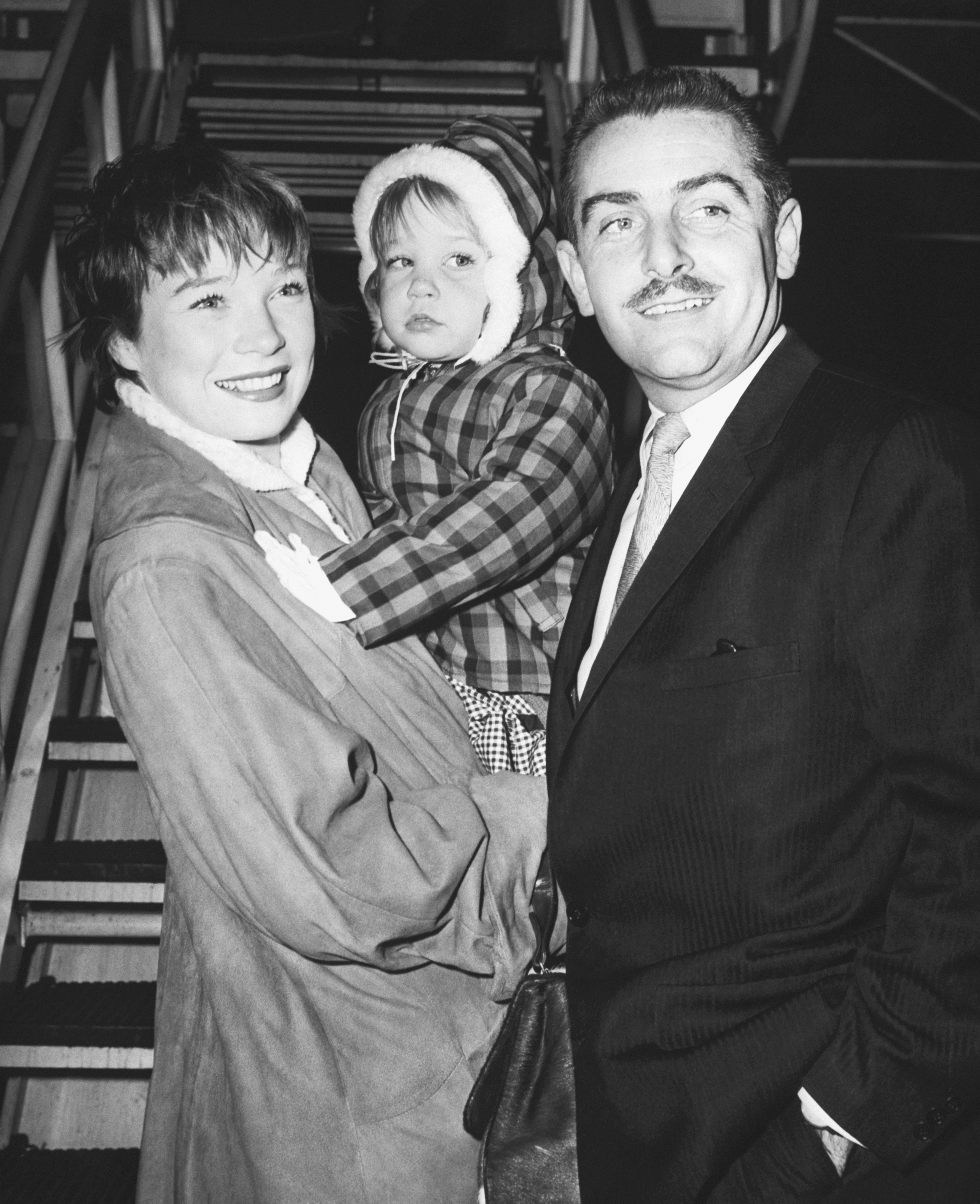 La actriz fotografiada con Sachi y Steve Parker en el aeropuerto de Idlewild (más tarde JFK) el 1 de abril de 1959, en Nueva York | Fuente: Getty Images