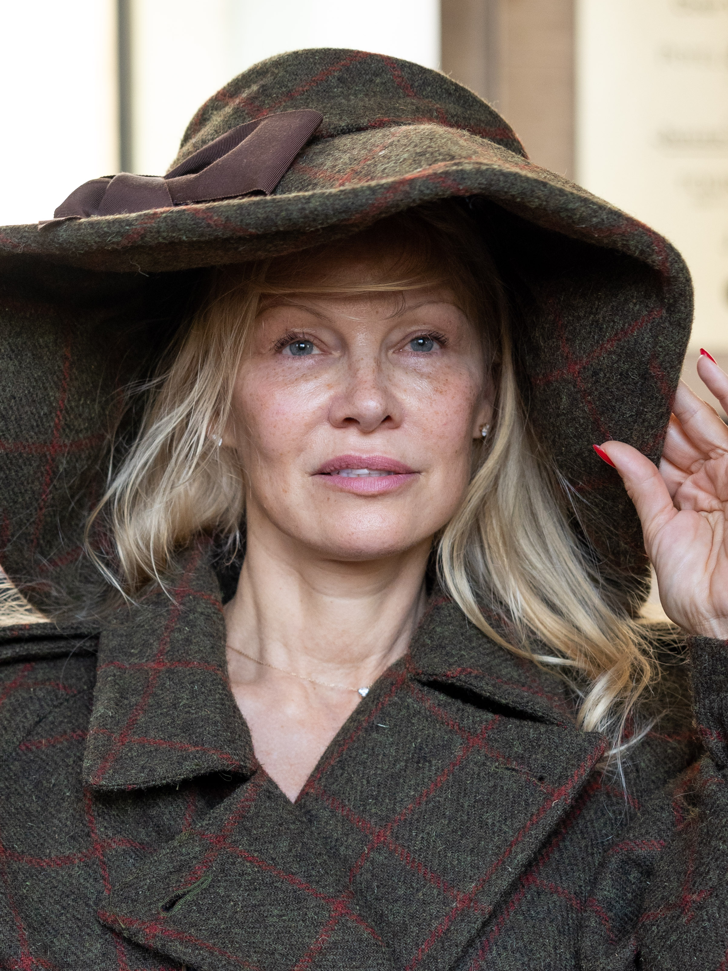 Pamela Anderson asiste al desfile de la colección de moda femenina de Vivienne Westwood para la temporada primavera/verano 2024 en París, el 30 de septiembre de 2023. Con un sombrero de ala ancha, siguió apostando por ese look sencillo que tanto dio que hablar durante la Semana de la Moda. | Fuente: Getty Images