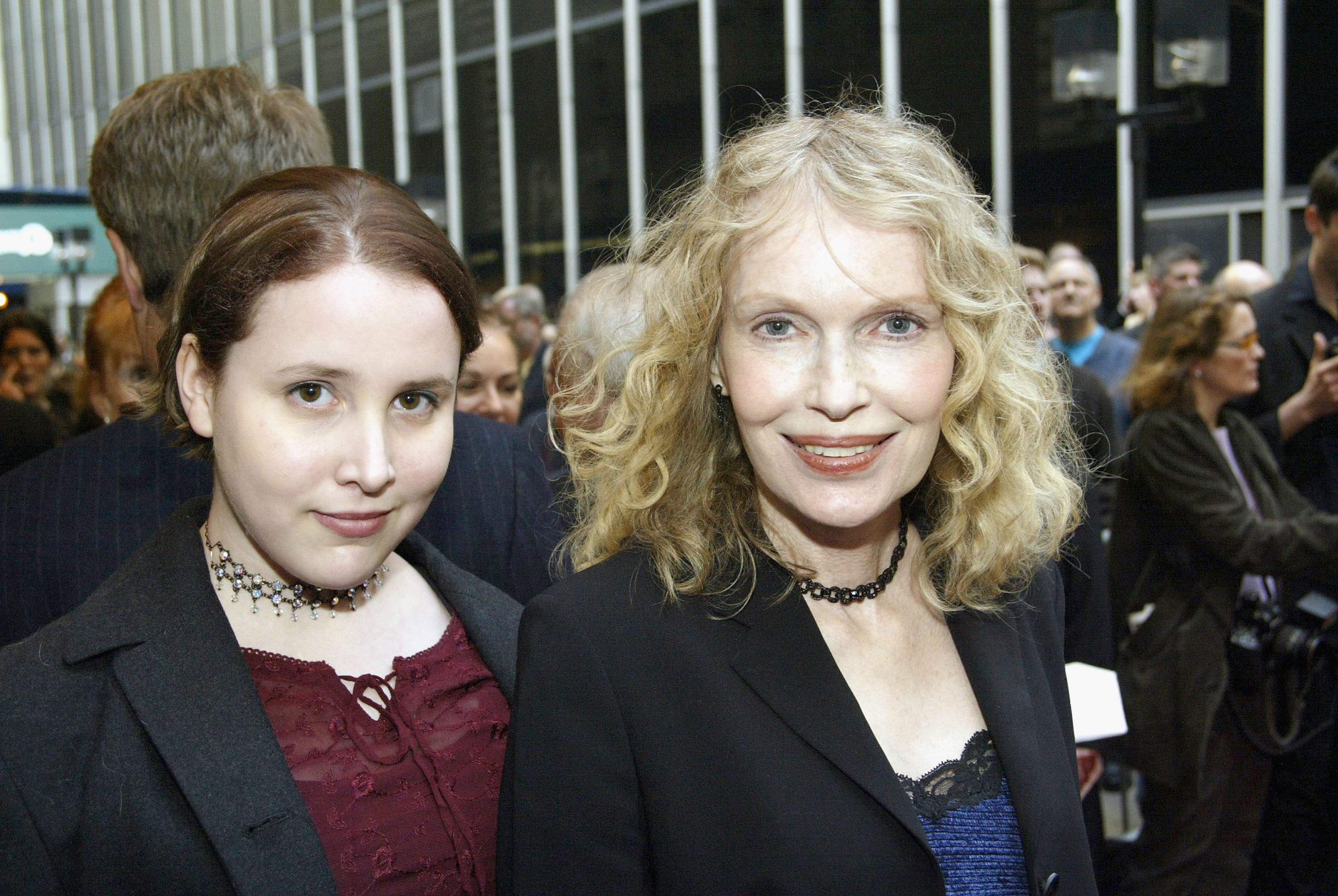 Dylan Farrow y Mia Farrow llegan al estreno de "Gypsy" en Broadway, Nueva York, el 1 de mayo de 2003. | Fuente: Getty Images