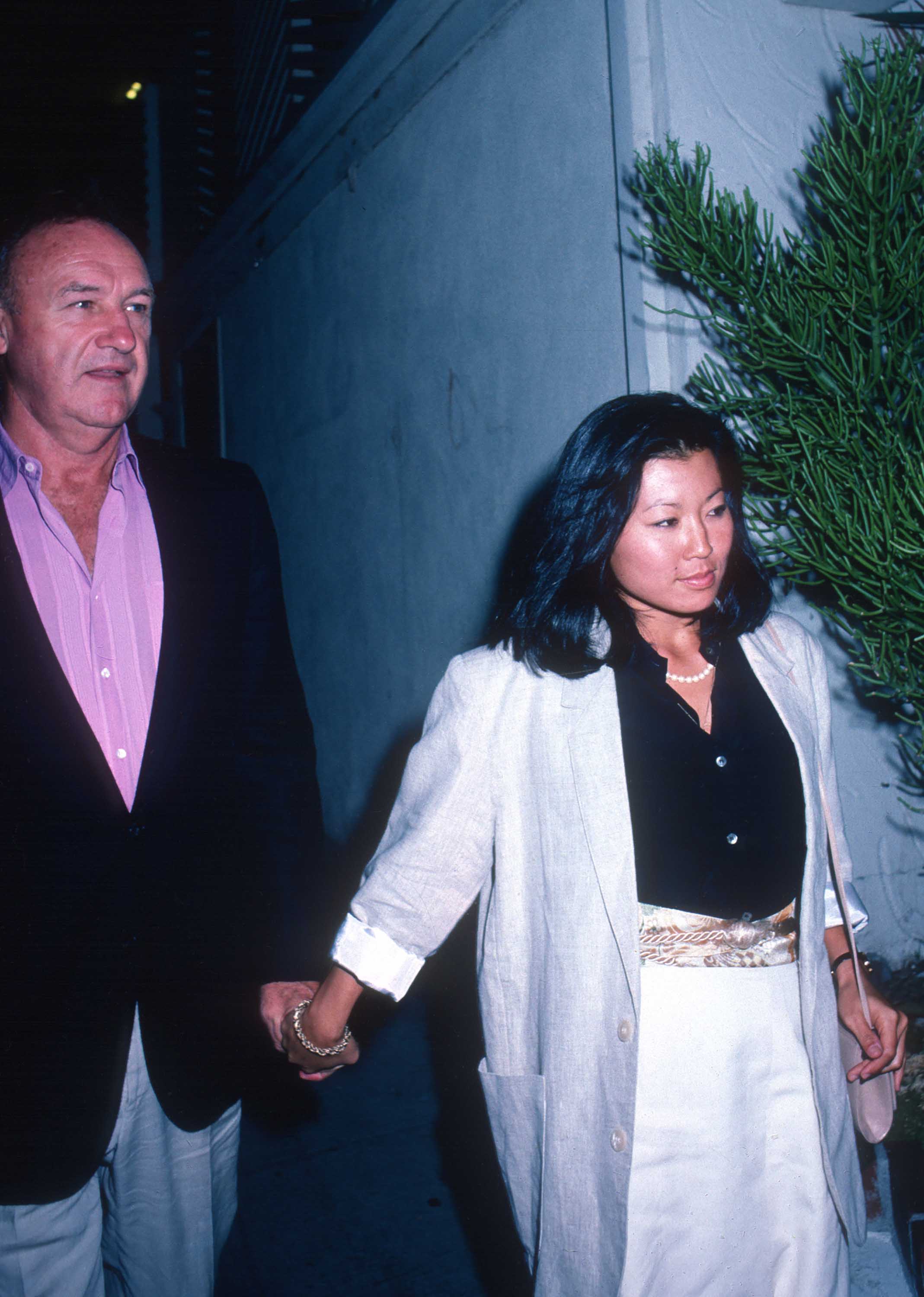 Gene Hackman y su esposa Betsy Arakawa vistos en Spago el 5 de septiembre de 1988, en West Hollywood, California. | Fuente: Getty Images