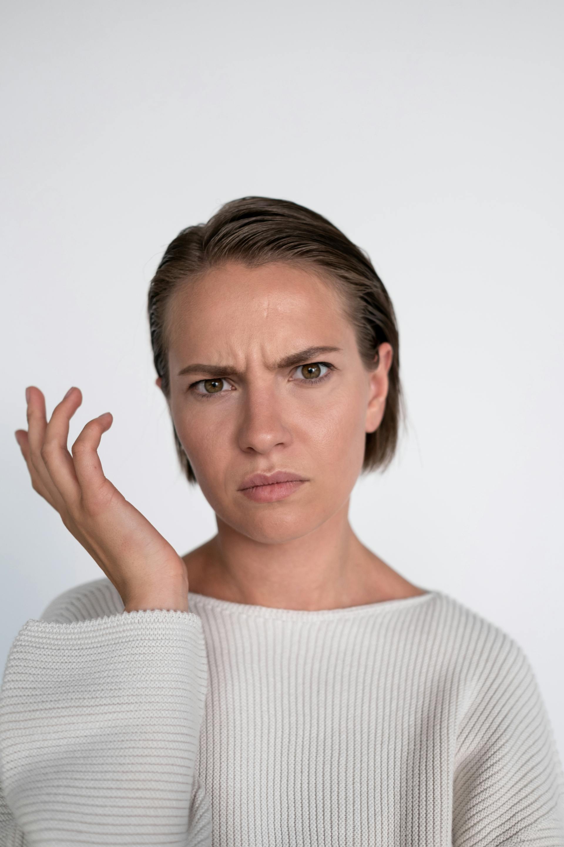 Una donna con un cipiglio confuso | Fonte: Pexels