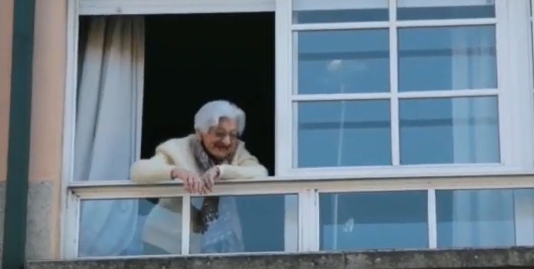  Lulú Vázquez asomada desde su balcón. | Foto: Youtube/Galiciaé Xornal Galego
