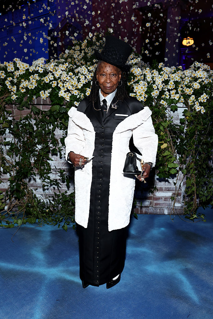 Whoopi Goldberg hace una entrada triunfal con un look inspirado en el esmoquin y un sombrero de copa en la Met Gala 2025 que celebra "Superfine: Tailoring Black Style".