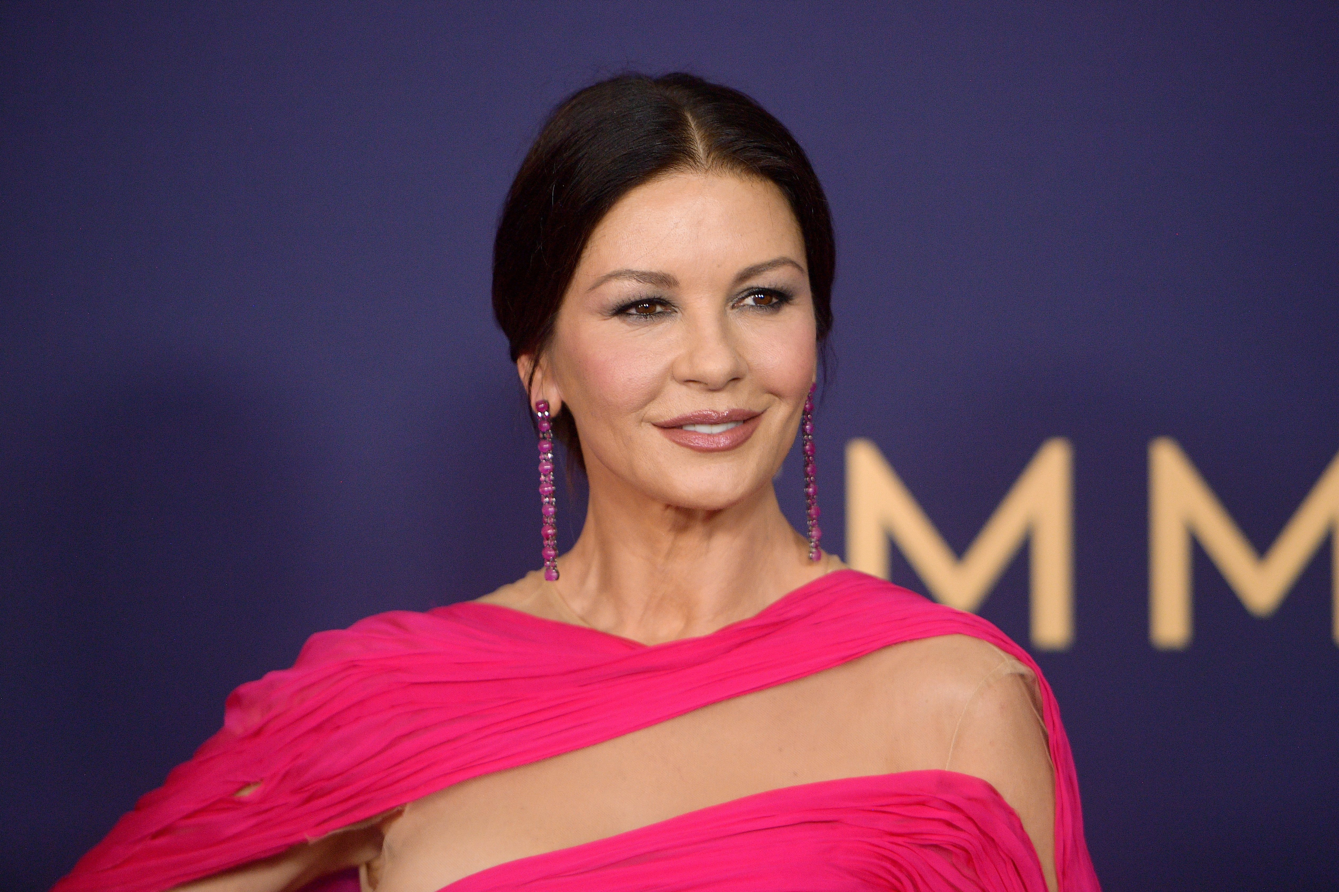 Catherine Zeta-Jones asiste a la 71a entrega de los premios Emmy en el Microsoft Theatre el 22 de septiembre de 2019. | Foto: Getty Images