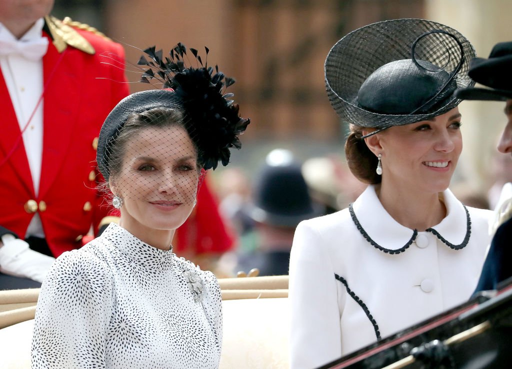 Letizia, reina de Holanda (Izq.) junto a la duquesa de Cambridge, Kate Middleton en la Orden de la Jarretera | Foto: Getty Images