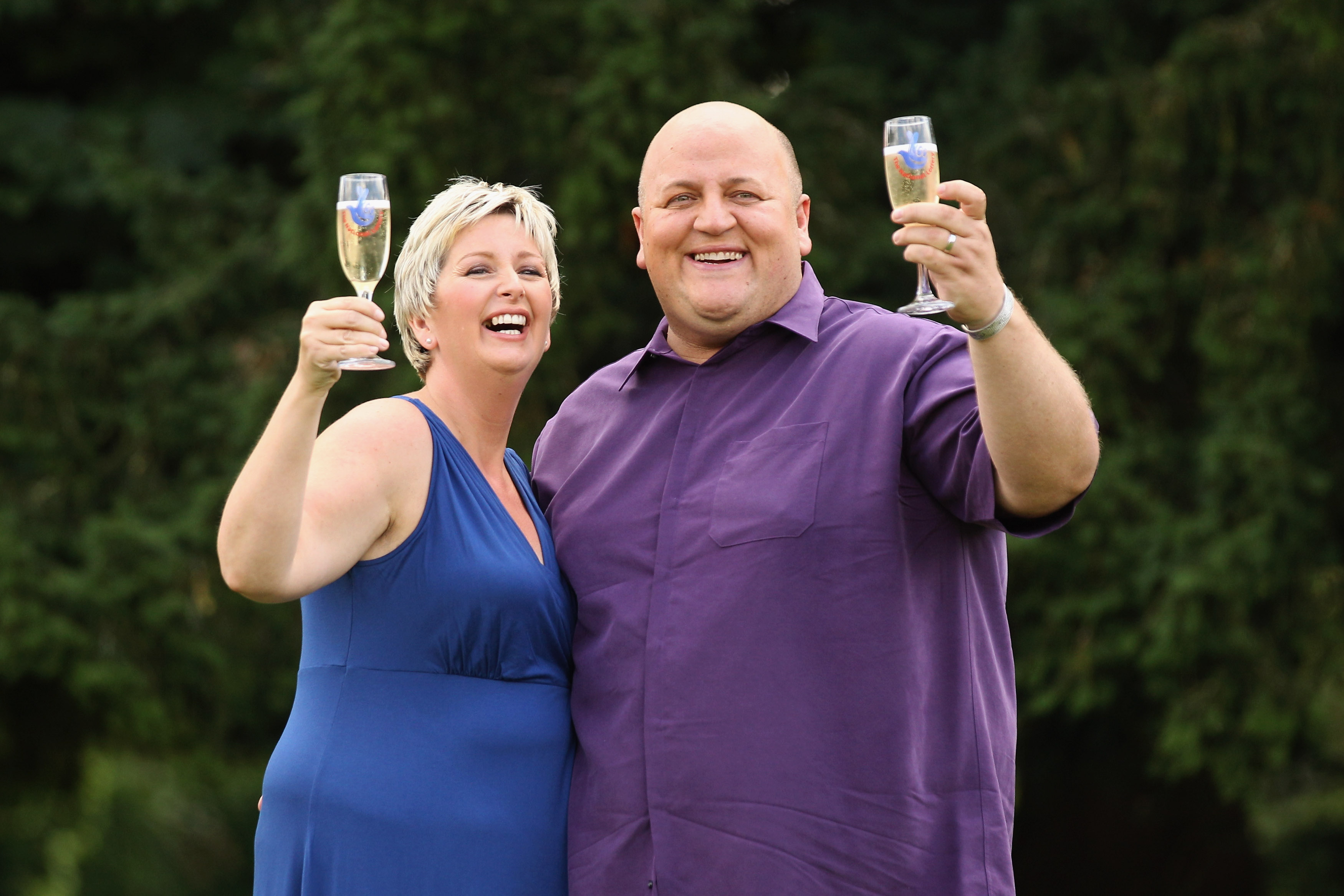 Gillian y Adrian Bayford celebran haber ganado el bote de más de 148 millones de libras esterlinas en la lotería Euromillones el 14 de agosto de 2012, en Hatfield Heath, Inglaterra | Fuente: Getty Images