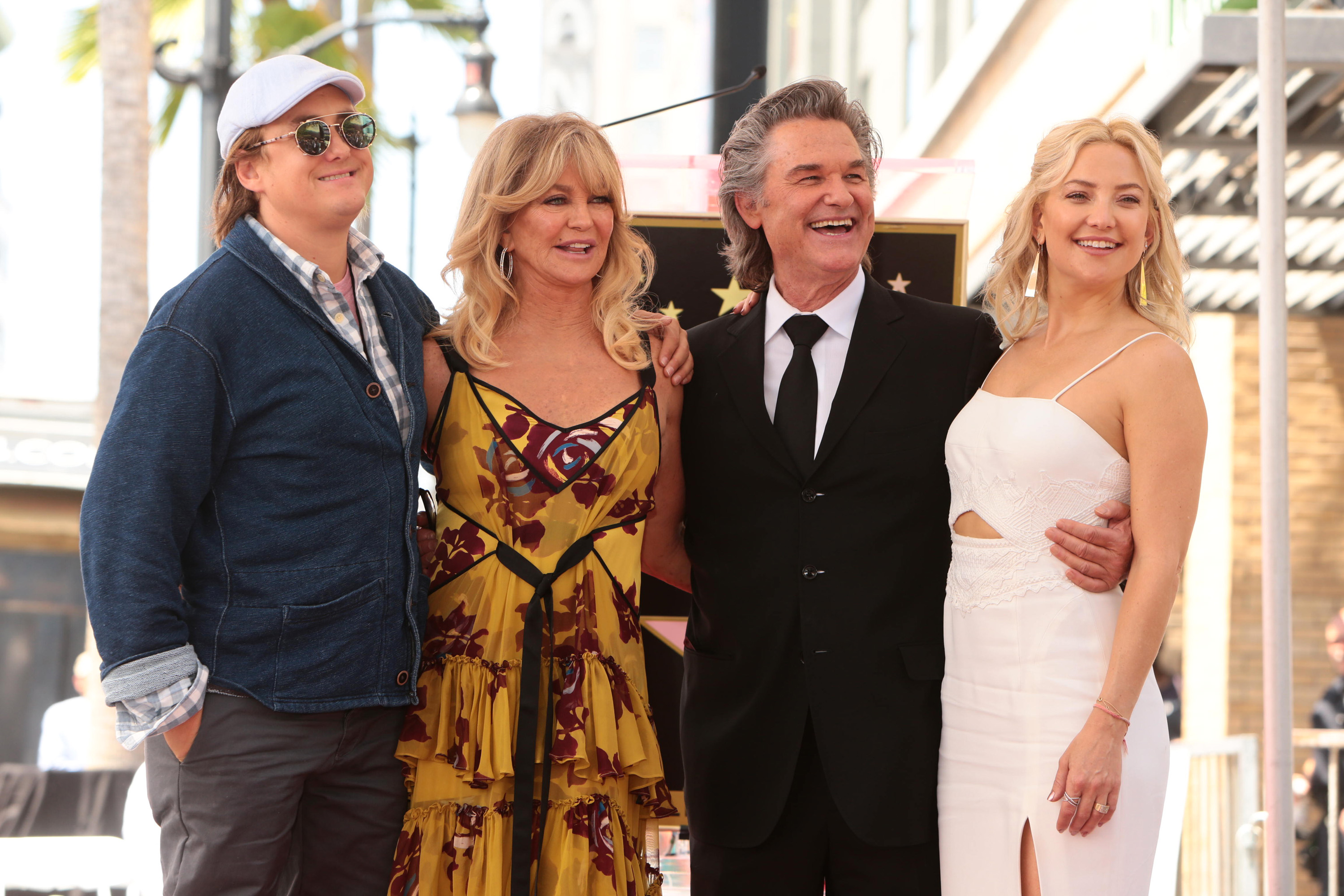 Boston Russell, Goldie Hawn, Kurt Russell y Kate Hudson vistos en el Paseo de la Fama de Hollywood el 4 de mayo de 2017 | Fuente: Getty Images