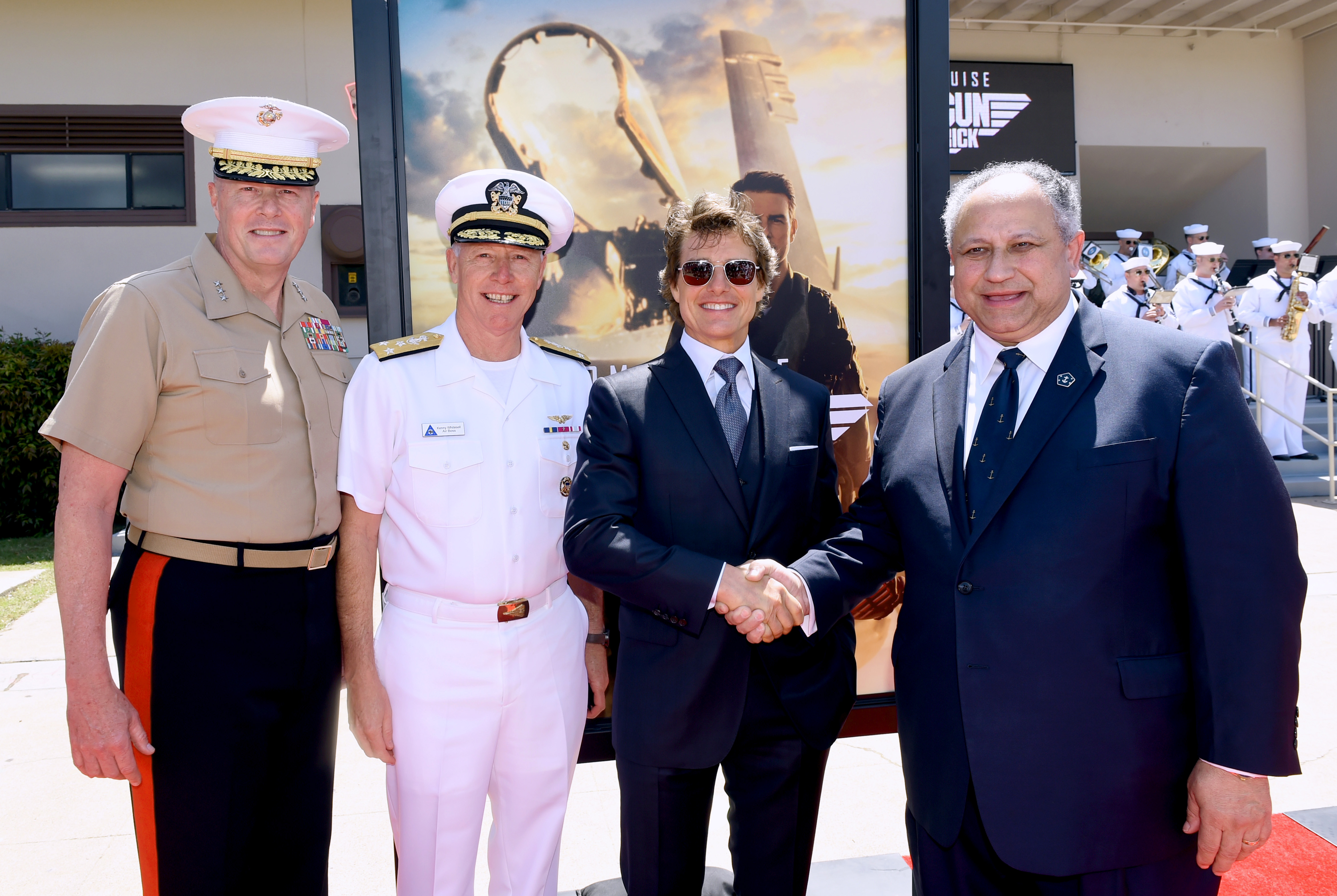 El Teniente General Mark R. Wise, el Vicealmirante de la Flota del Pacífico de EE.UU. Kenneth Whitesell, Tom Cruise y el Secretario de la Marina, el Honorable Carlos Del Toro asisten al estreno mundial de