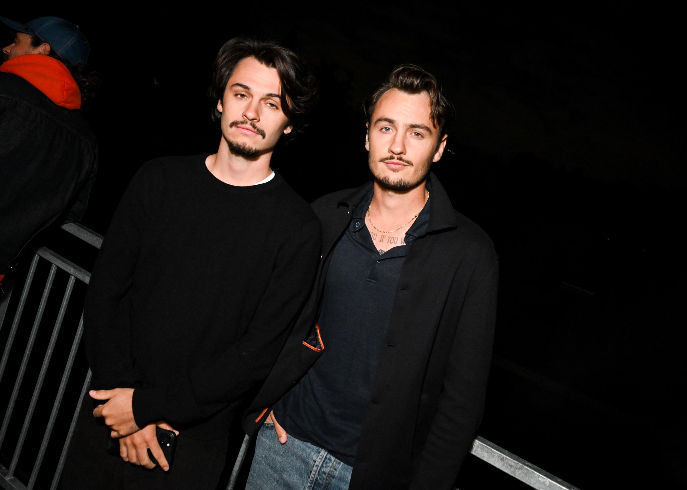 Brandon (derecha) y su hermano en el parque Franklin Canyon el 23 de abril de 2024 | Fuente: Getty Images