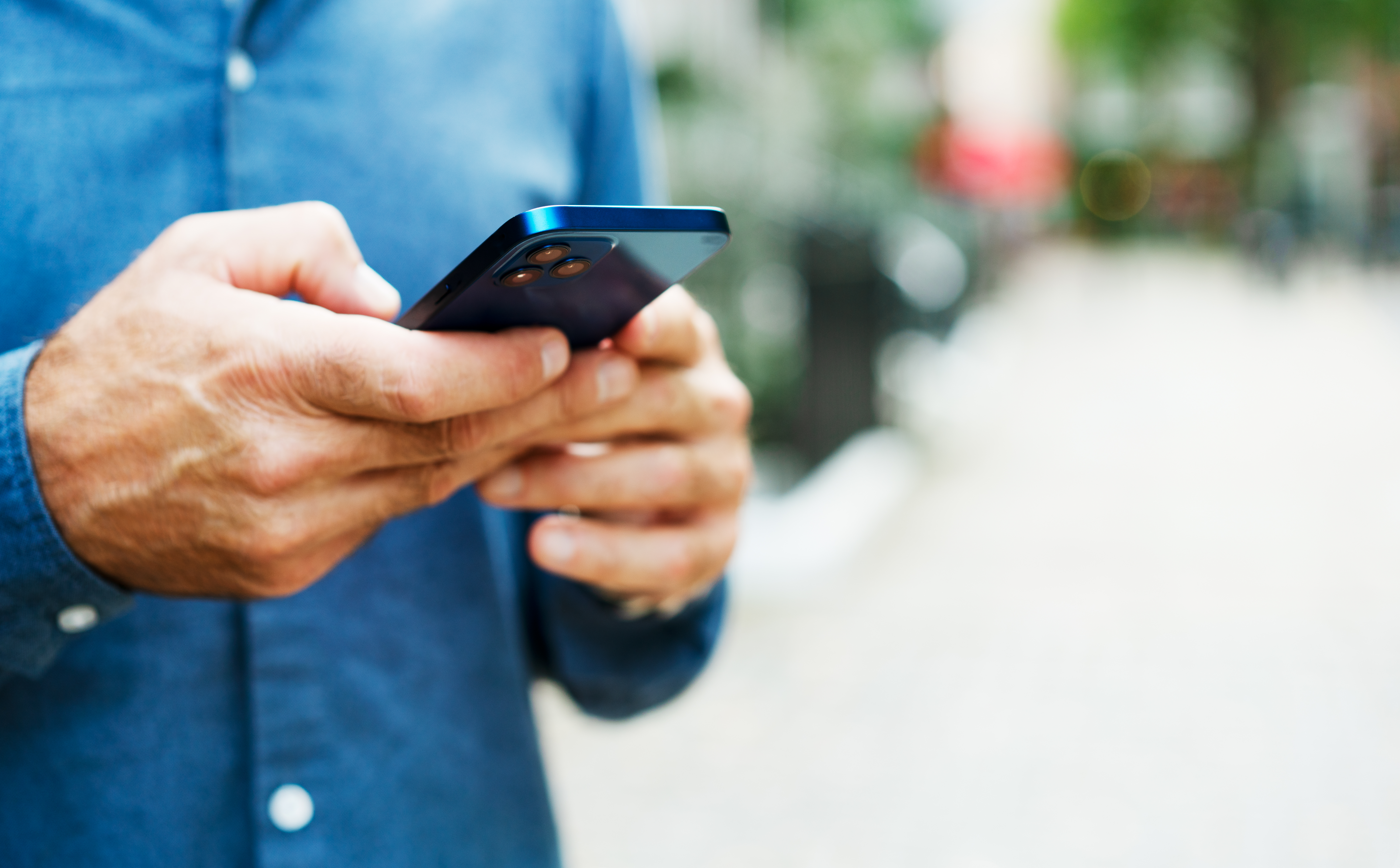 Un hombre irreconocible usando un smartphone | Fuente: Getty Images