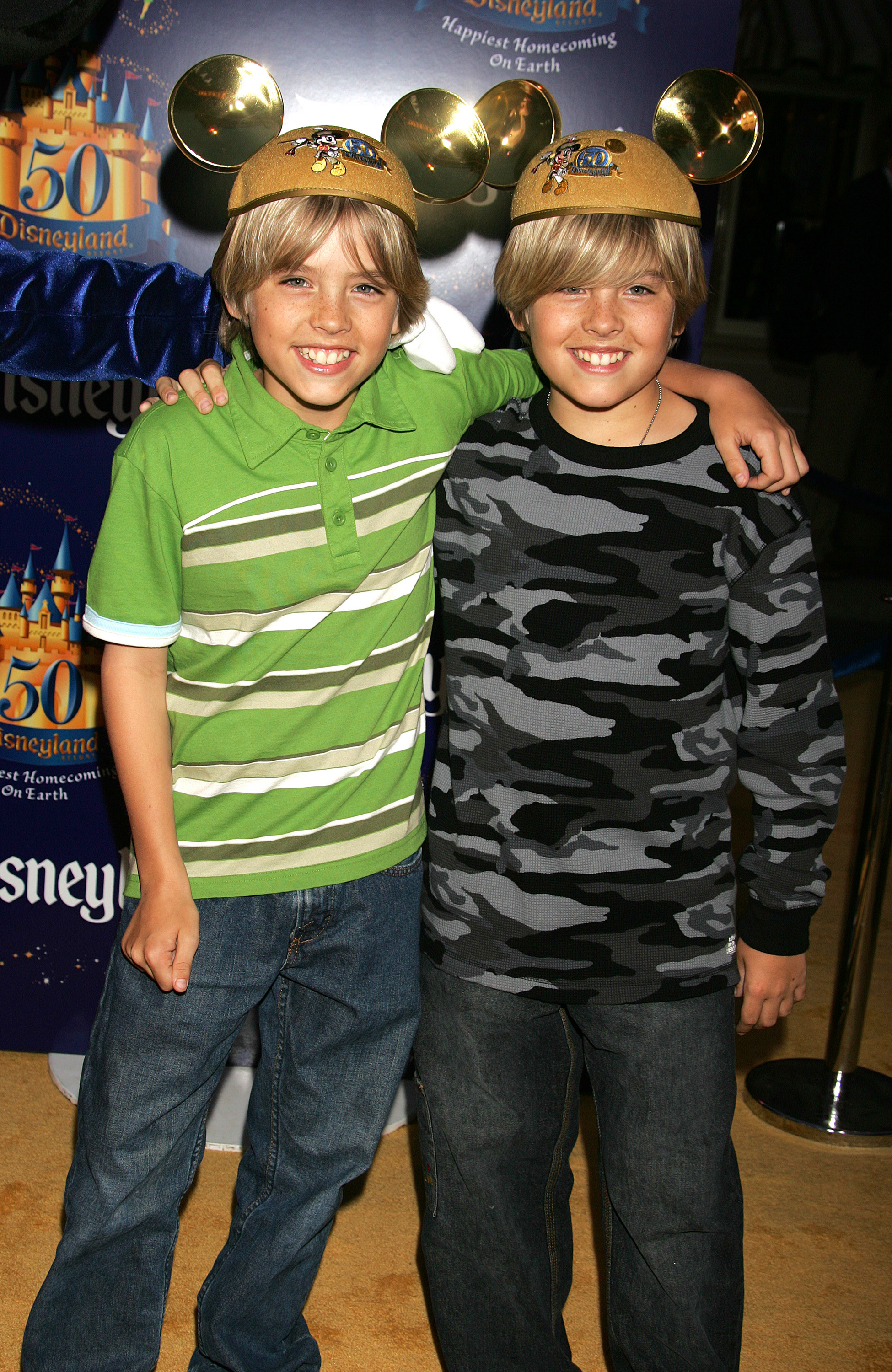 Cole y Dylan Sprouse en la Celebración del 50 Aniversario de Disneylandia "Happiest Homecoming On Earth", el 4 de mayo de 2005. | Fuente: Getty Images