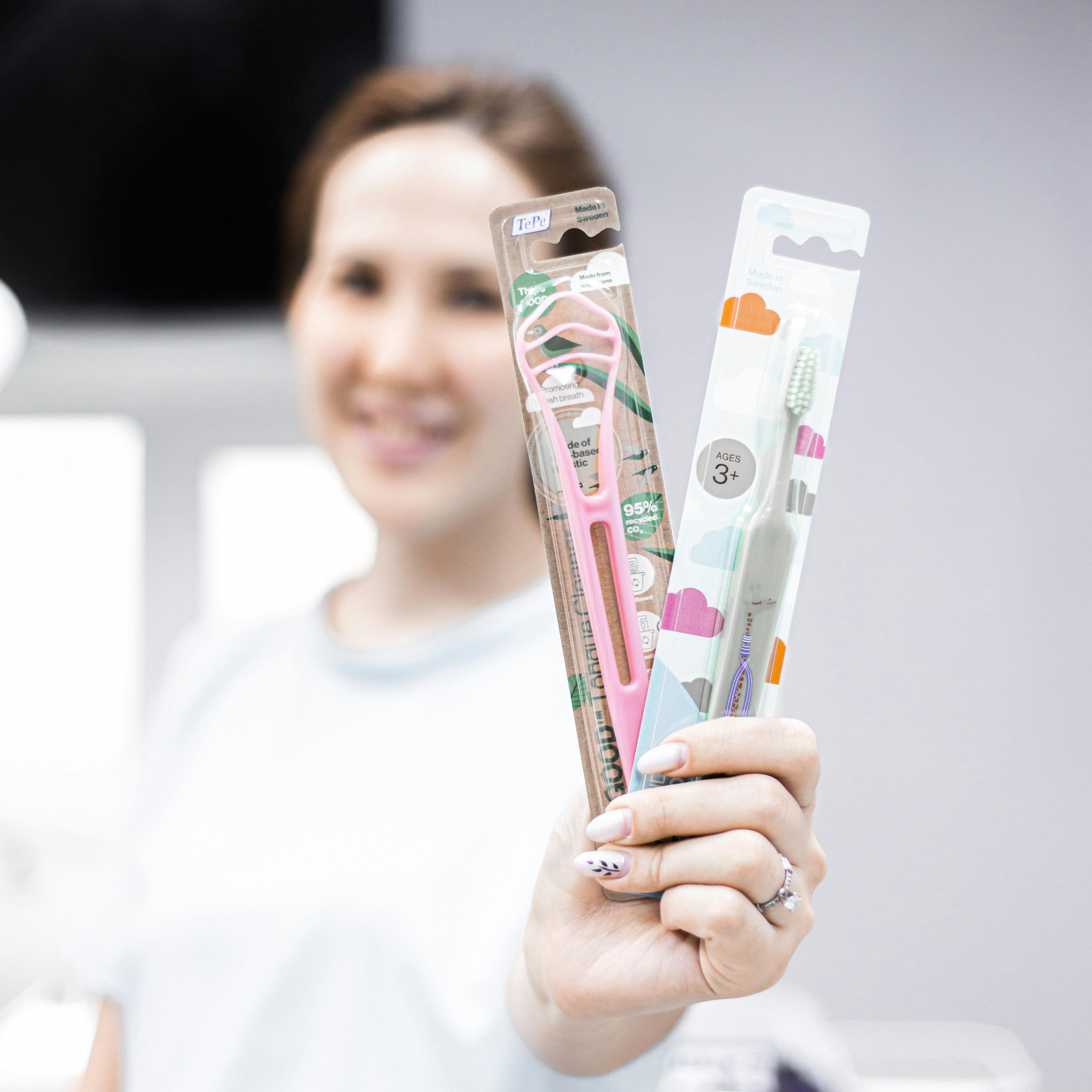 Una mujer con productos para el cuidado de los dientes | Fuente: Pexels
