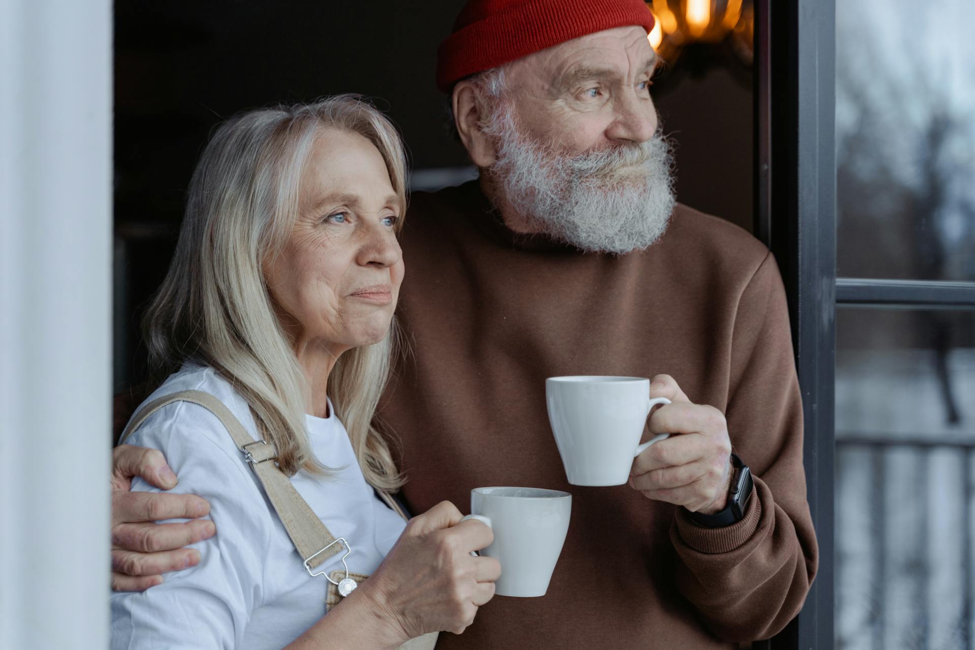 Una pareja mayor disfrutando del té | Fuente: Pexels