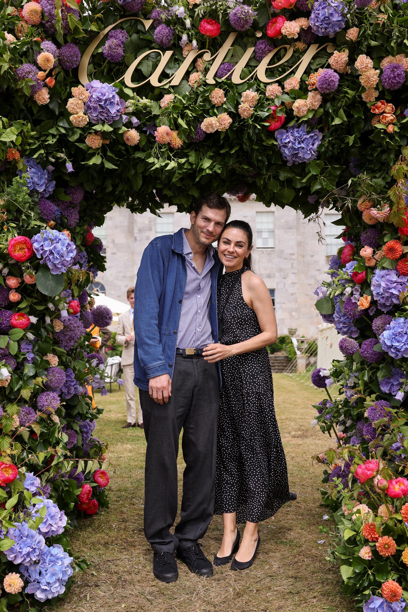 Ashton Kutcher y Mila Kunis asisten a Cartier Style Et Luxe el 14 de julio de 2024 | Fuente: Getty Images