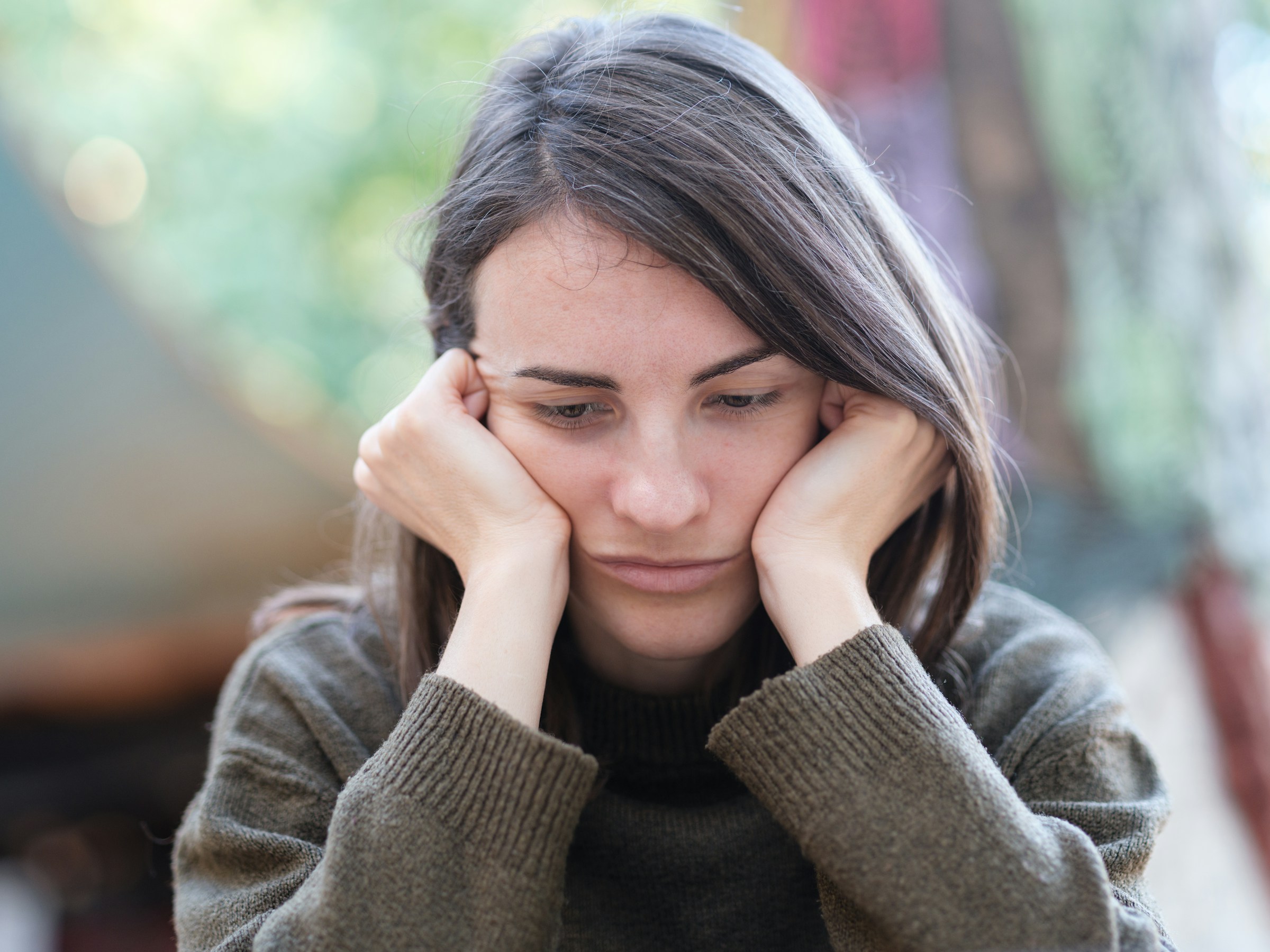 Una mujer con la cabeza entre las manos | Fuente: Unsplash