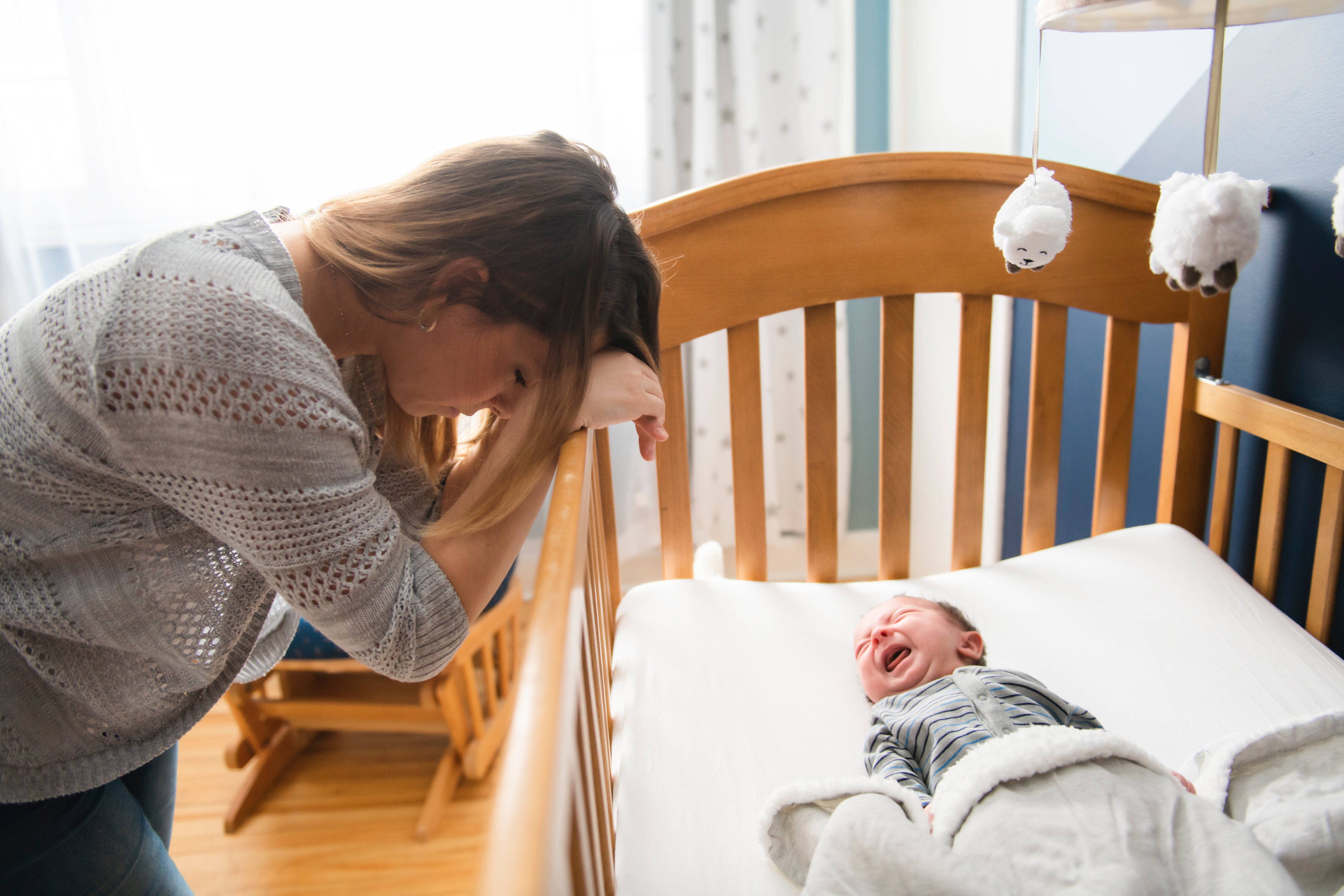Una madre cansada con un bebé llorando | Foto: Shutterstock