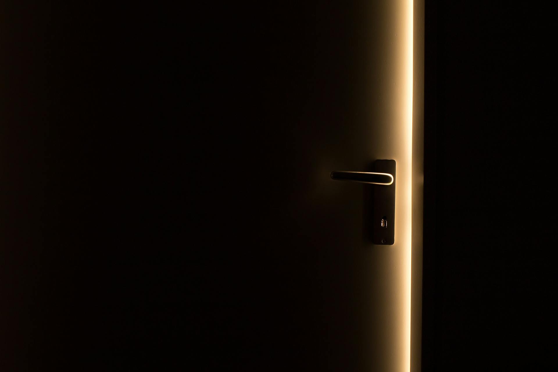 Una puerta ligeramente abierta con luz entrando | Foto: Pexels