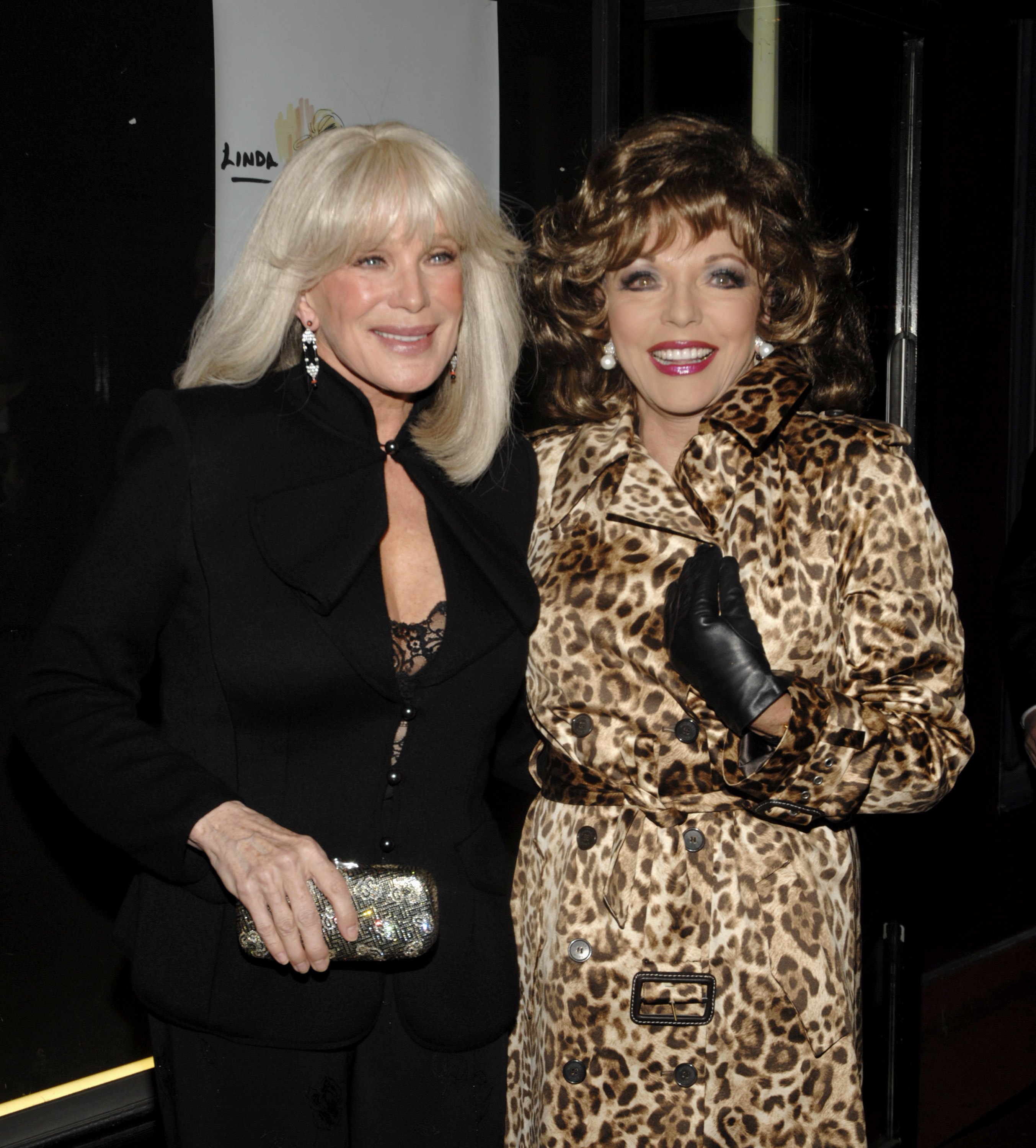 Linda Evans y Joan Collins en su estreno en "Legends" el 16 de enero de 2007, en Beverly Hills, California | Fuente: Getty Images