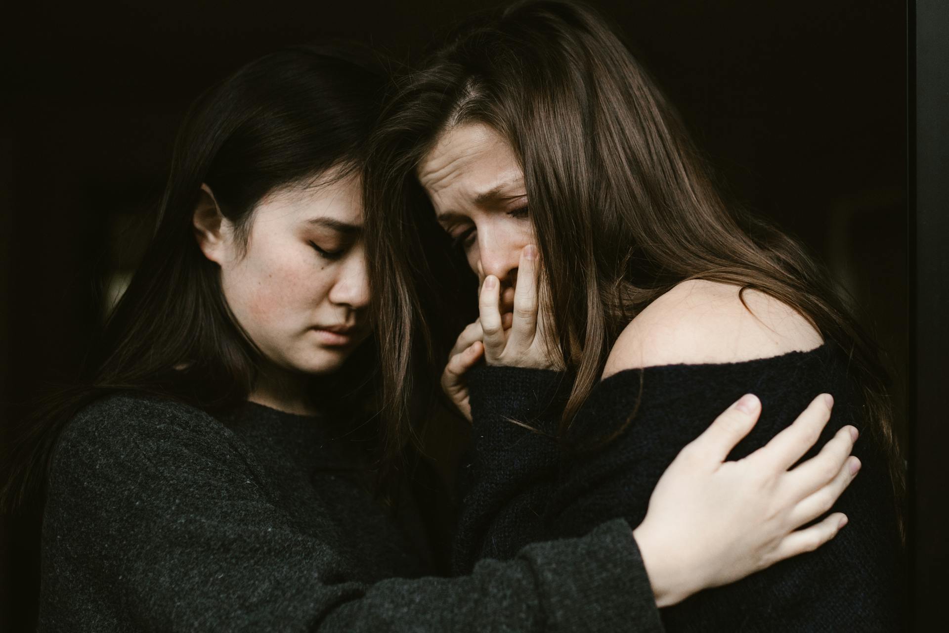 Dos mujeres abrazándose | Fuente: Pexels
