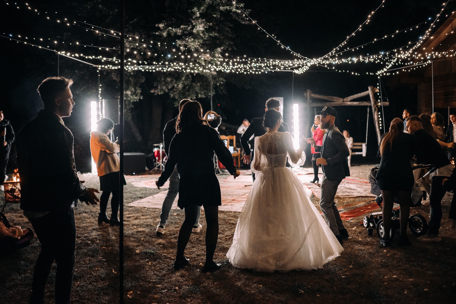 Invitados bailando con la novia en su boda | Fuente: Pexels