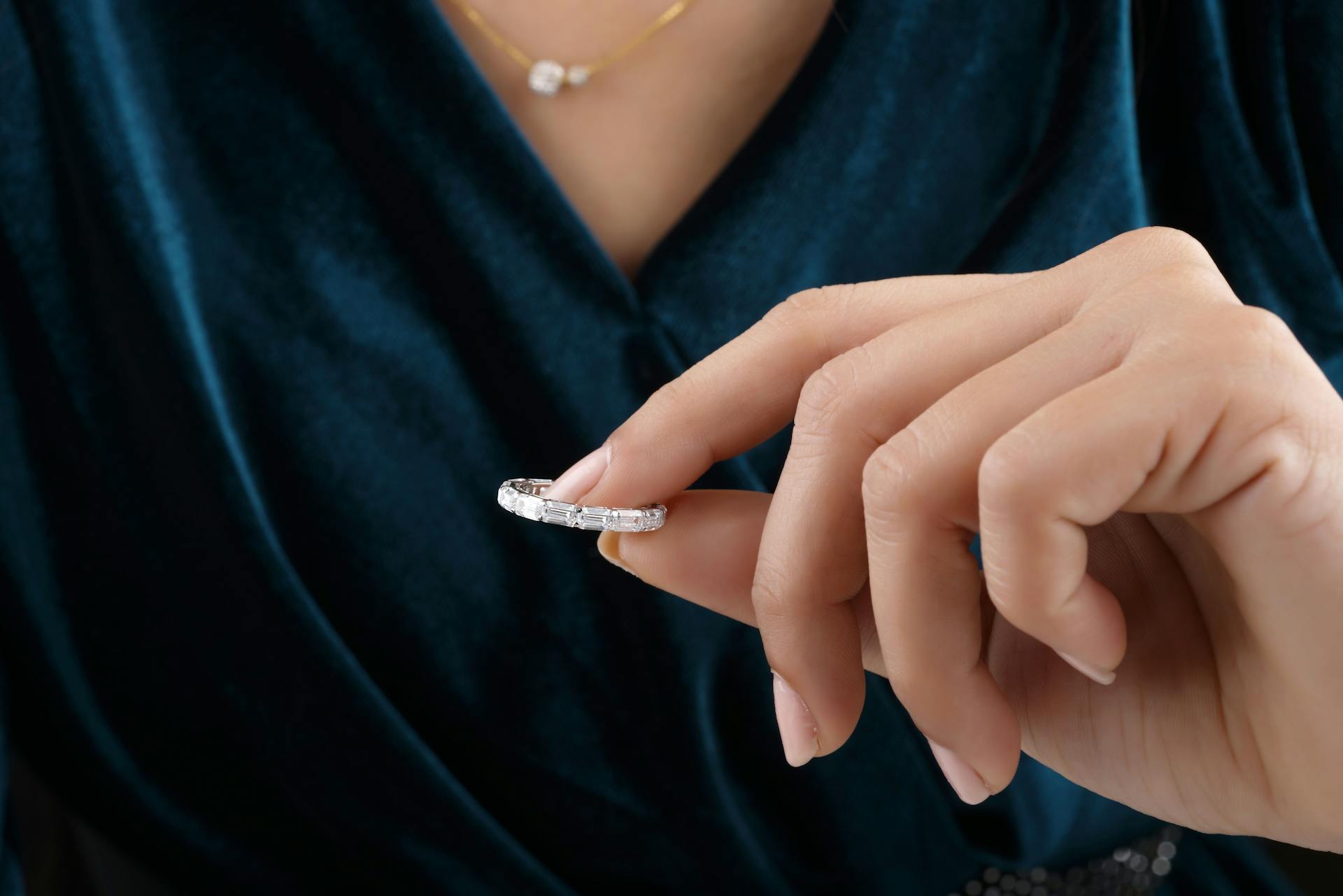 Una mujer sujetando un anillo | Fuente: Pexels