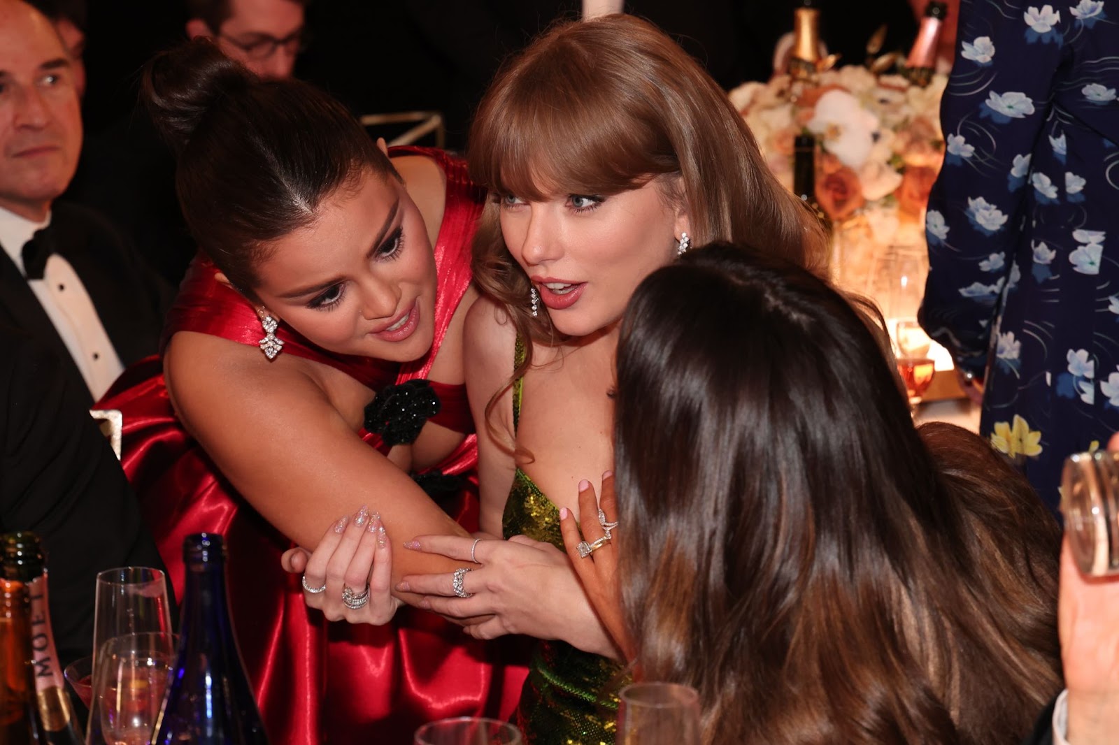 Selena Gomez y Taylor Swift en la 81ª edición de los Golden Globes el 7 de enero de 2024, en Beverly Hills, California. | Fuente: Getty Images