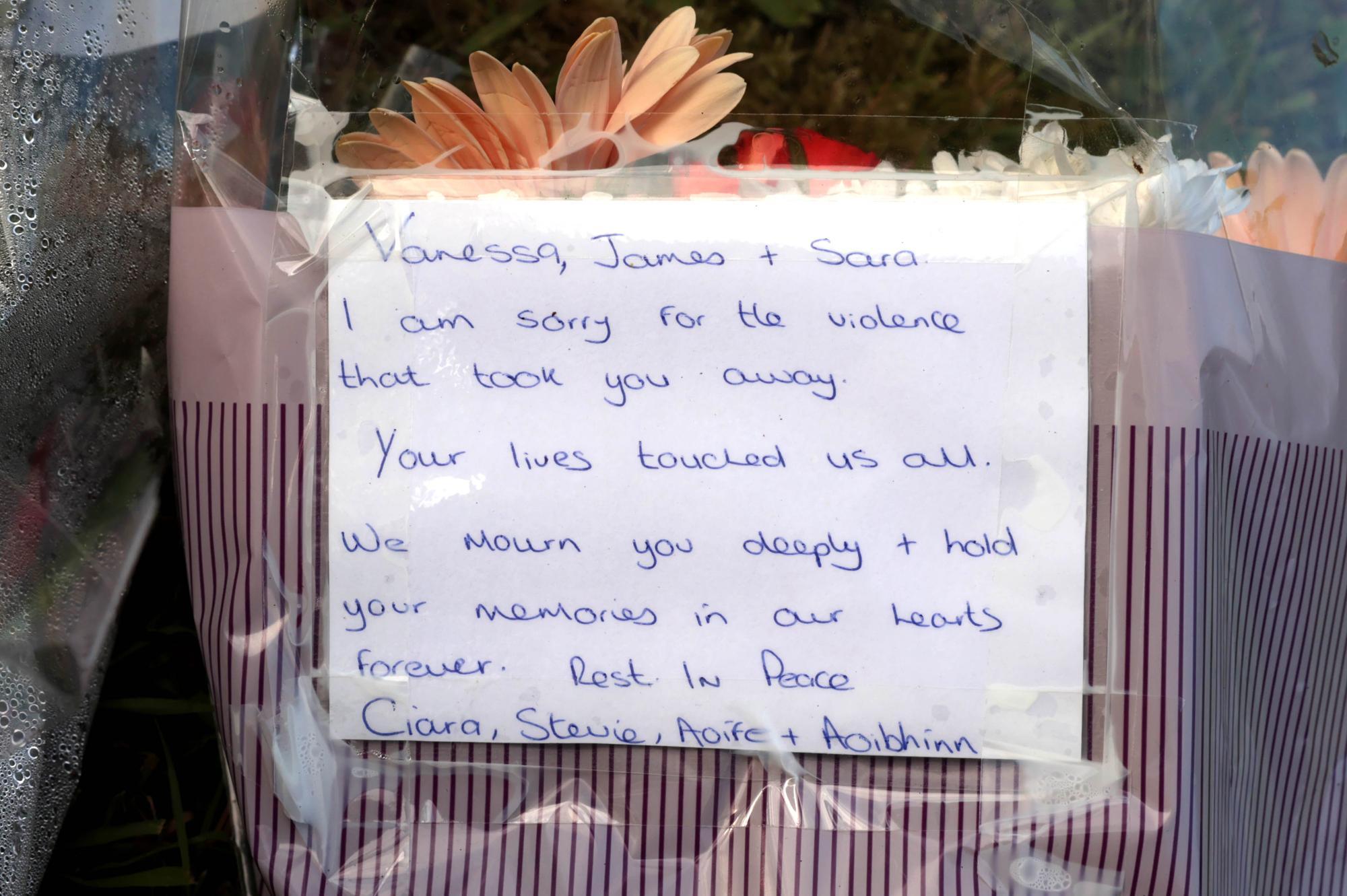 Homenaje a James Rutledge, Vanessa Whyte y Sara Rutledge en una vigilia, de un post fechado el 26 de julio de 2025 | Fuente: Facebook/irishmirror
