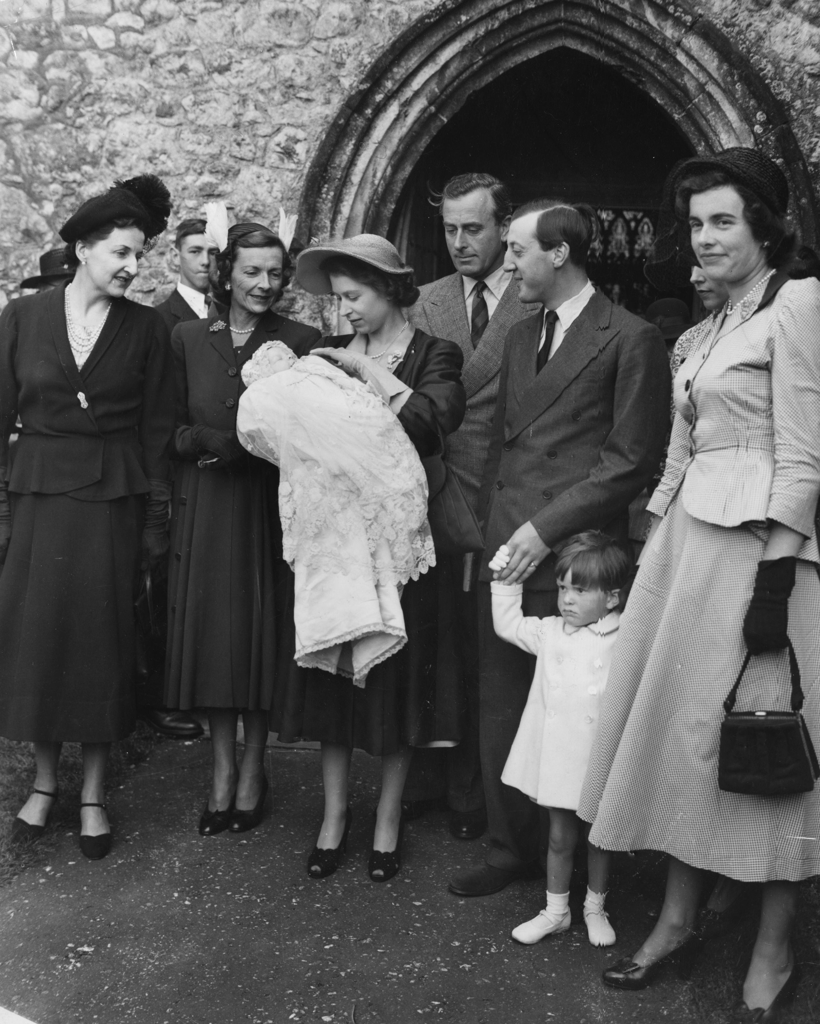 Princesa Elizabeth con Michael John Knatchbull en brazos en Kent, Inglaterra en 1950. | Foto: Getty Images
