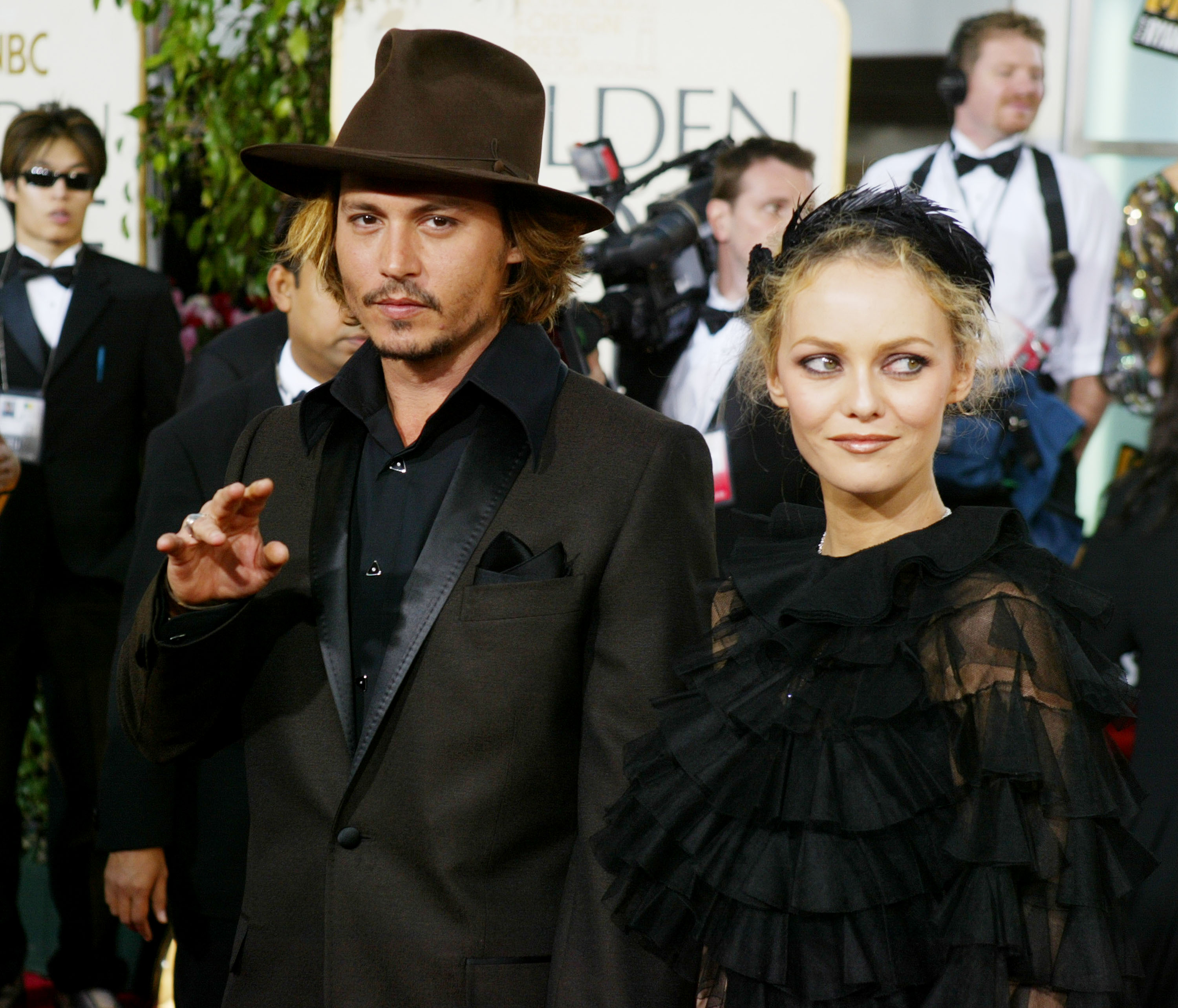 Johnny Depp y Vanessa Paradis en la 61ª edición de los Premios Golden Globe en Beverly Hills, California, el 25 de enero de 2004 | Fuente: Getty Images