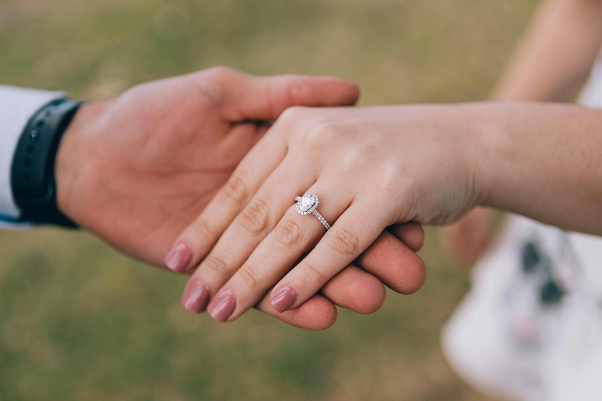 Hombre sostiene la mano de su prometida mostrando su anillo de compromiso | Fuente: Pexels
