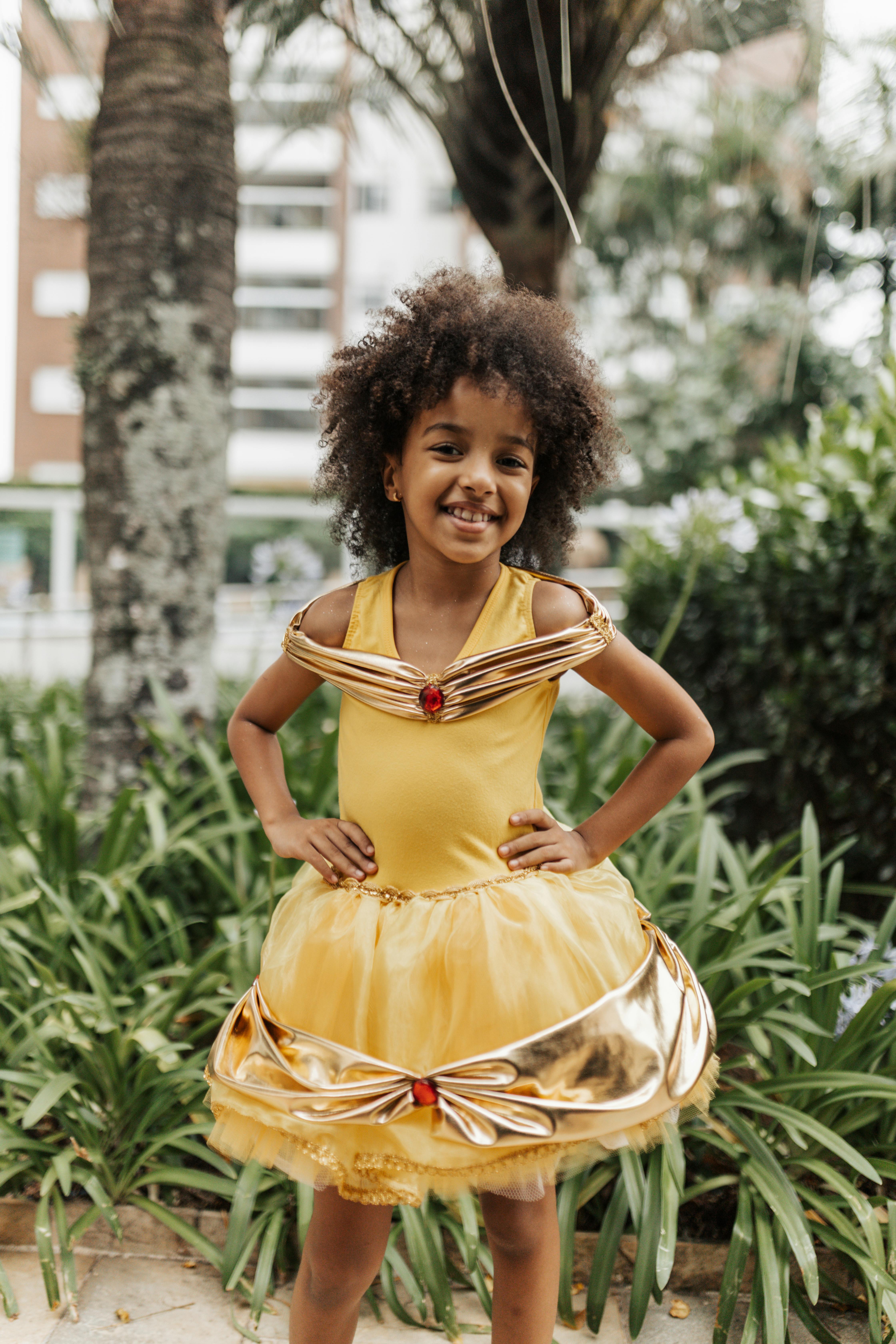 Una niña enseñando su vestido | Fuente: Pexels