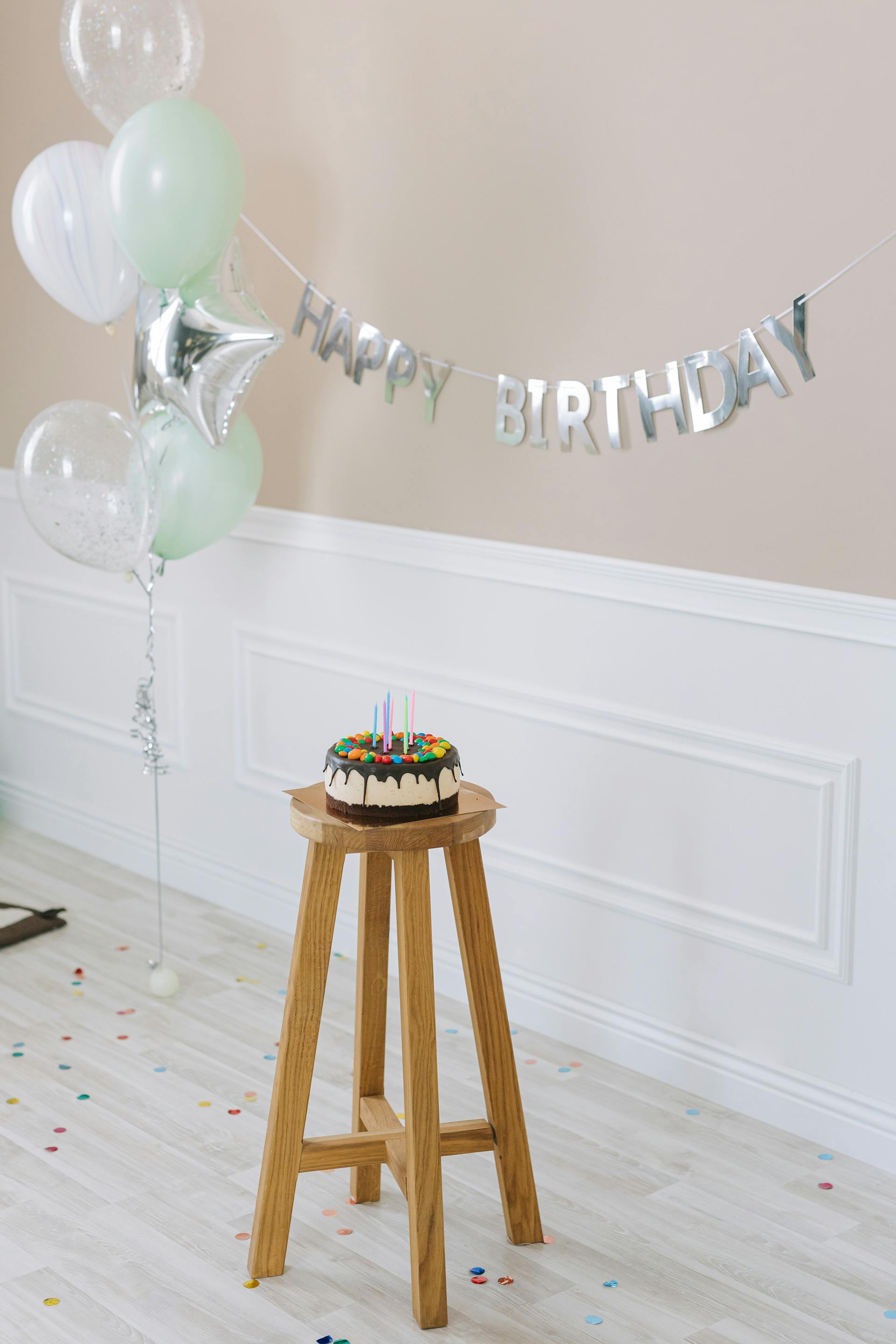 Pastel de cumpleaños y decoración | Fuente: Pexels