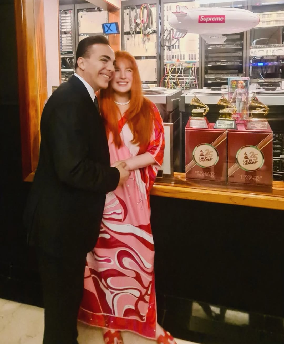 Victoria Kühne y Cristian Castro posando juntos mientras sonríen | Fuente: Instagram/ victoriarecords