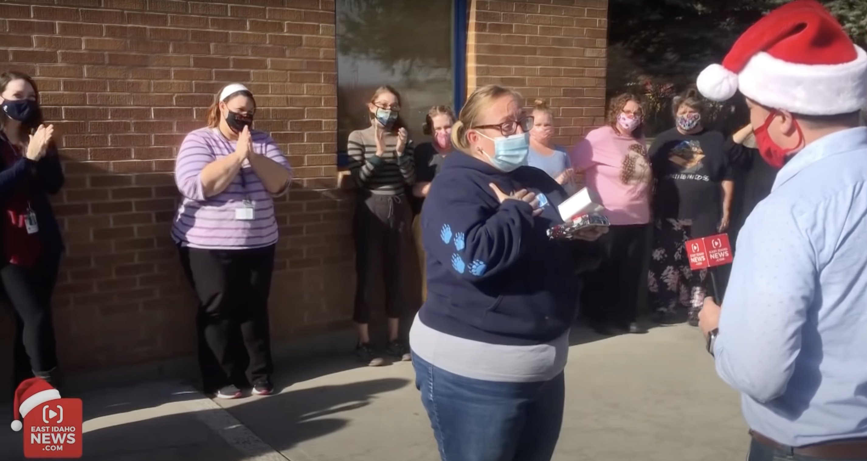 Nate Eaton, Darci Orchard y los demás profesores aparecen en la foto en el exterior del edificio de Temple View Elementary en Idaho Falls. | Foto: YouTube.com/East Idaho News