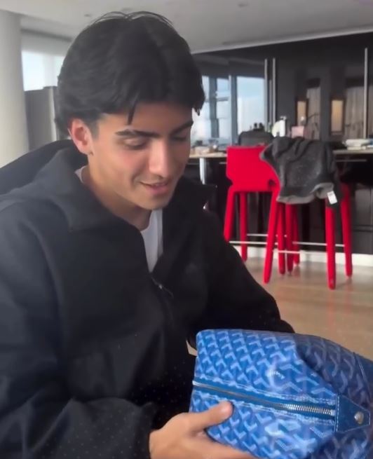 Benjamín Agüero con el regalo de su abuela, Claudia Villafañe | Fuente: Instagram/visionshowtv
