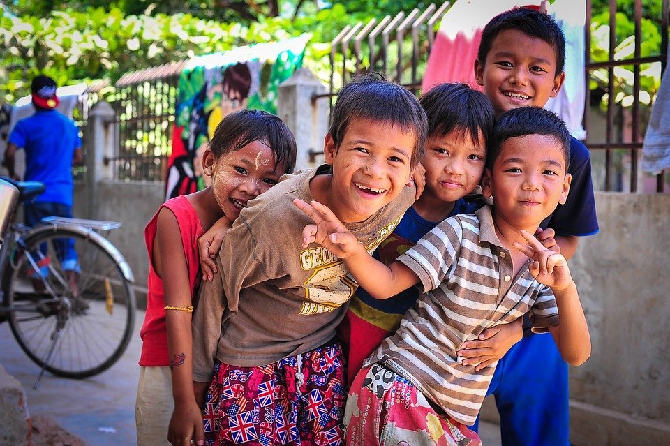 Niños huérfanos sonrientes / Imagen tomada de: Pixabay